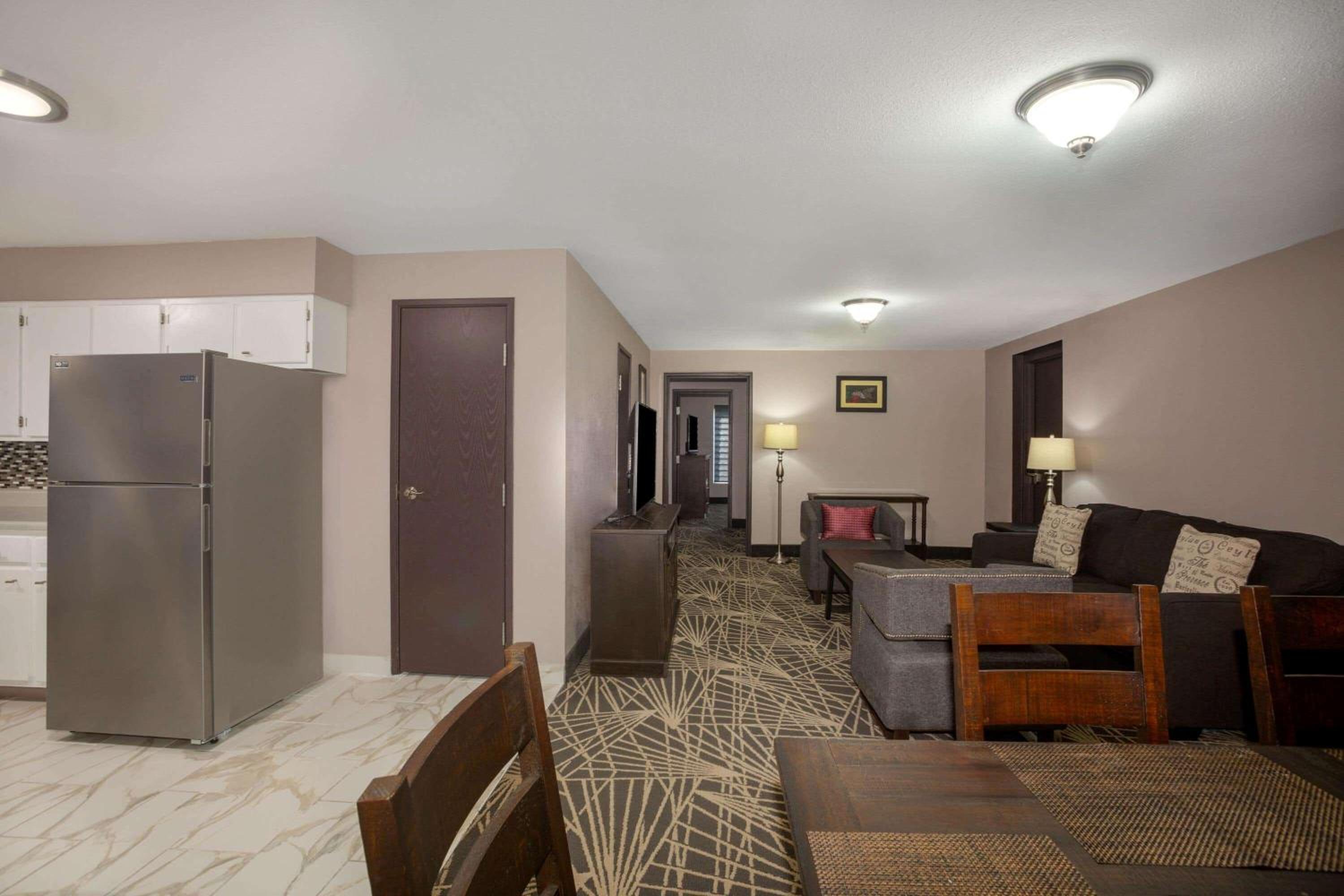 Three Bedrom Suite with Three Queen Beds - Non-Smoking