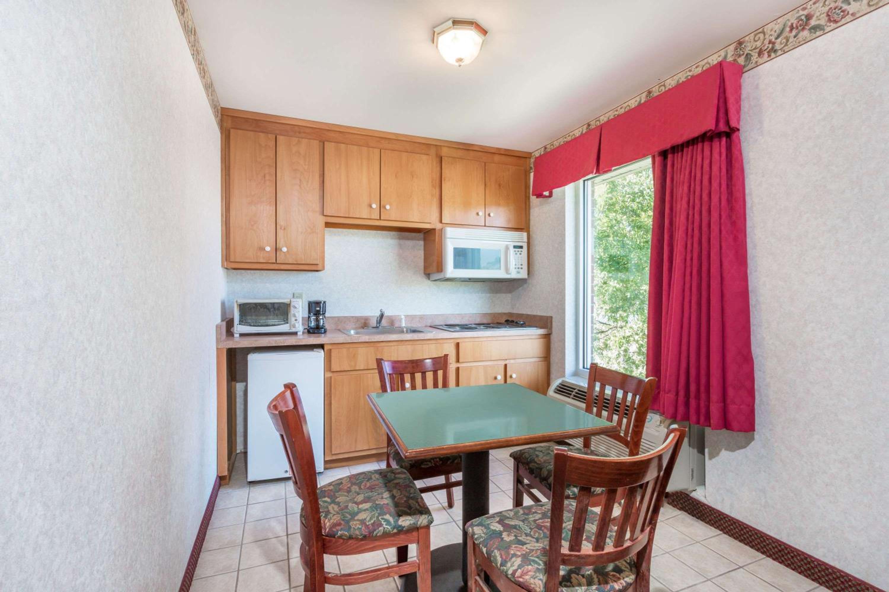 Executive Suite - Photo 7