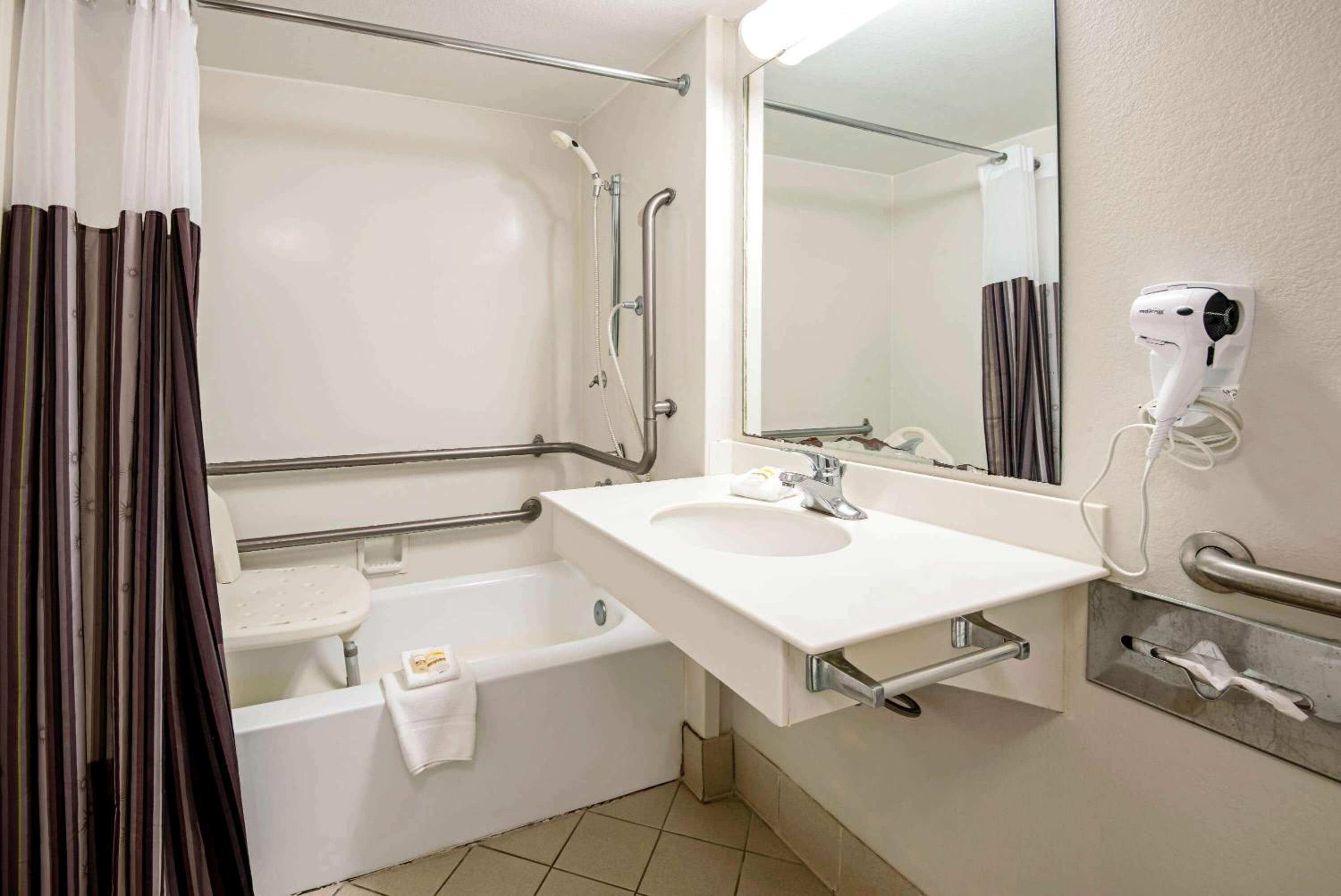 Deluxe King Room with Bathtub with Grab Bars -Mobility Accessible/Non-Smoking - Photo 7
