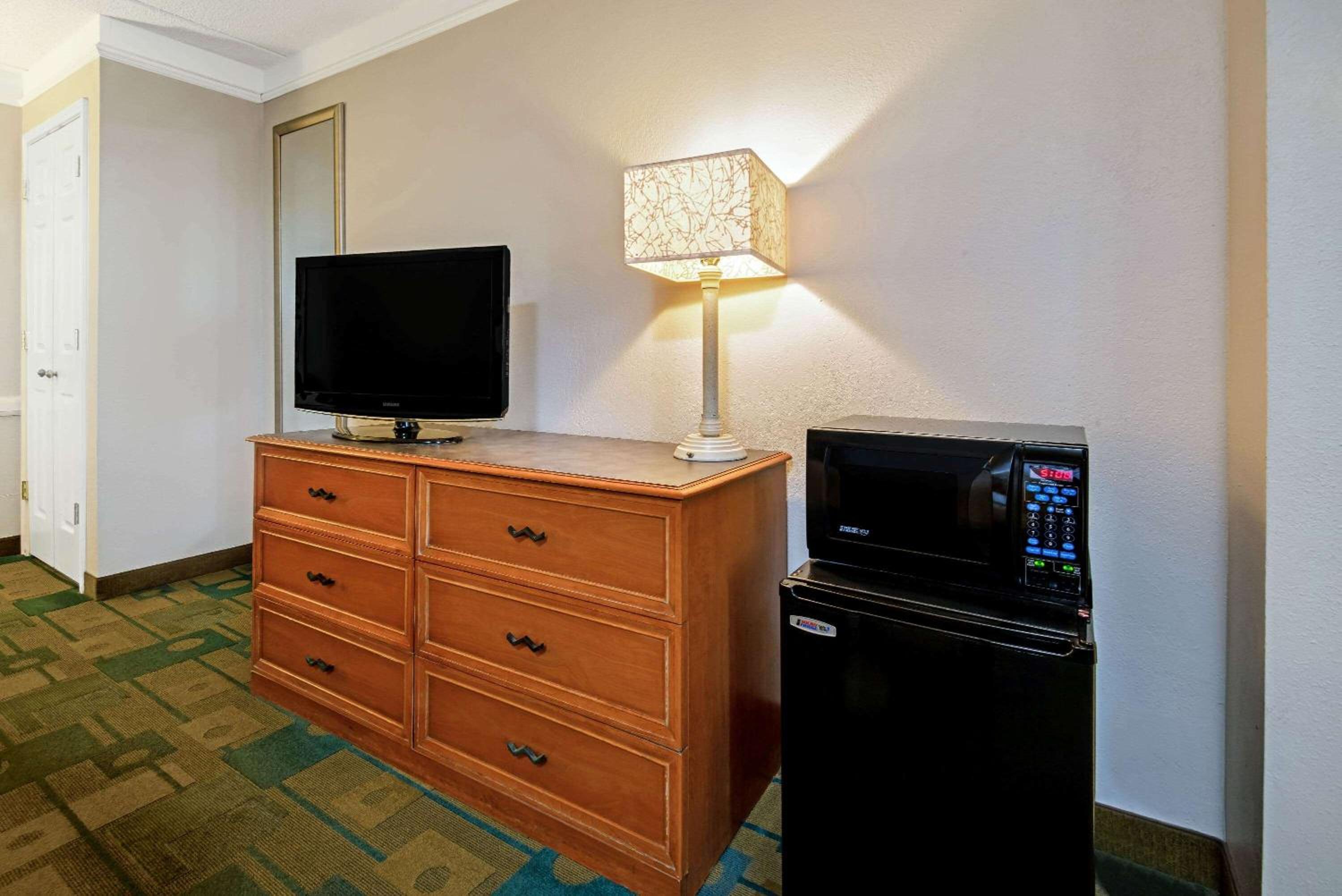Deluxe King Room with Bathtub with Grab Bars -Mobility Accessible/Non-Smoking - Photo 8