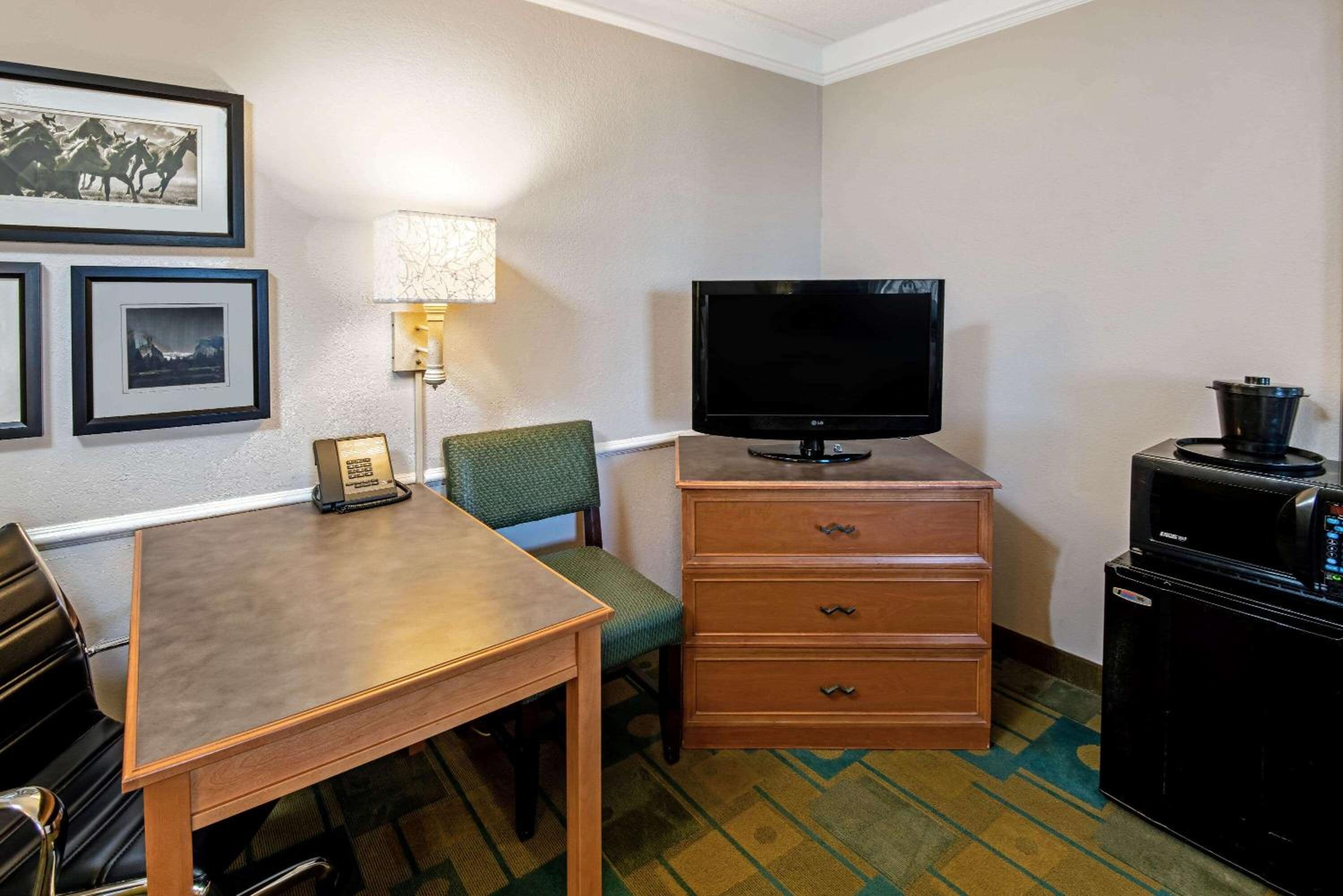 Deluxe King Room with Bathtub with Grab Bars -Mobility Accessible/Non-Smoking - Photo 2