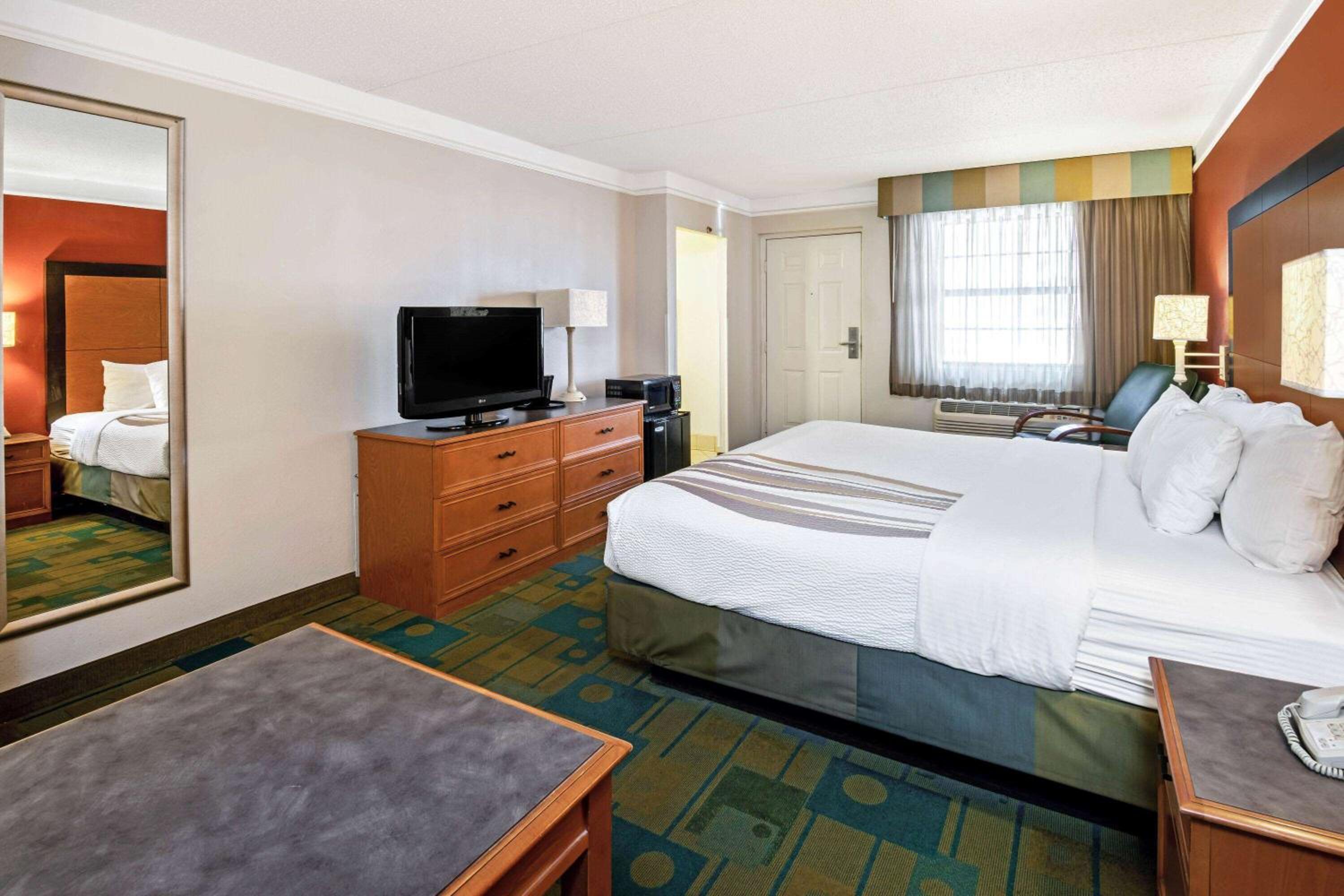 Deluxe King Room with Bathtub with Grab Bars -Mobility Accessible/Non-Smoking - Photo 3