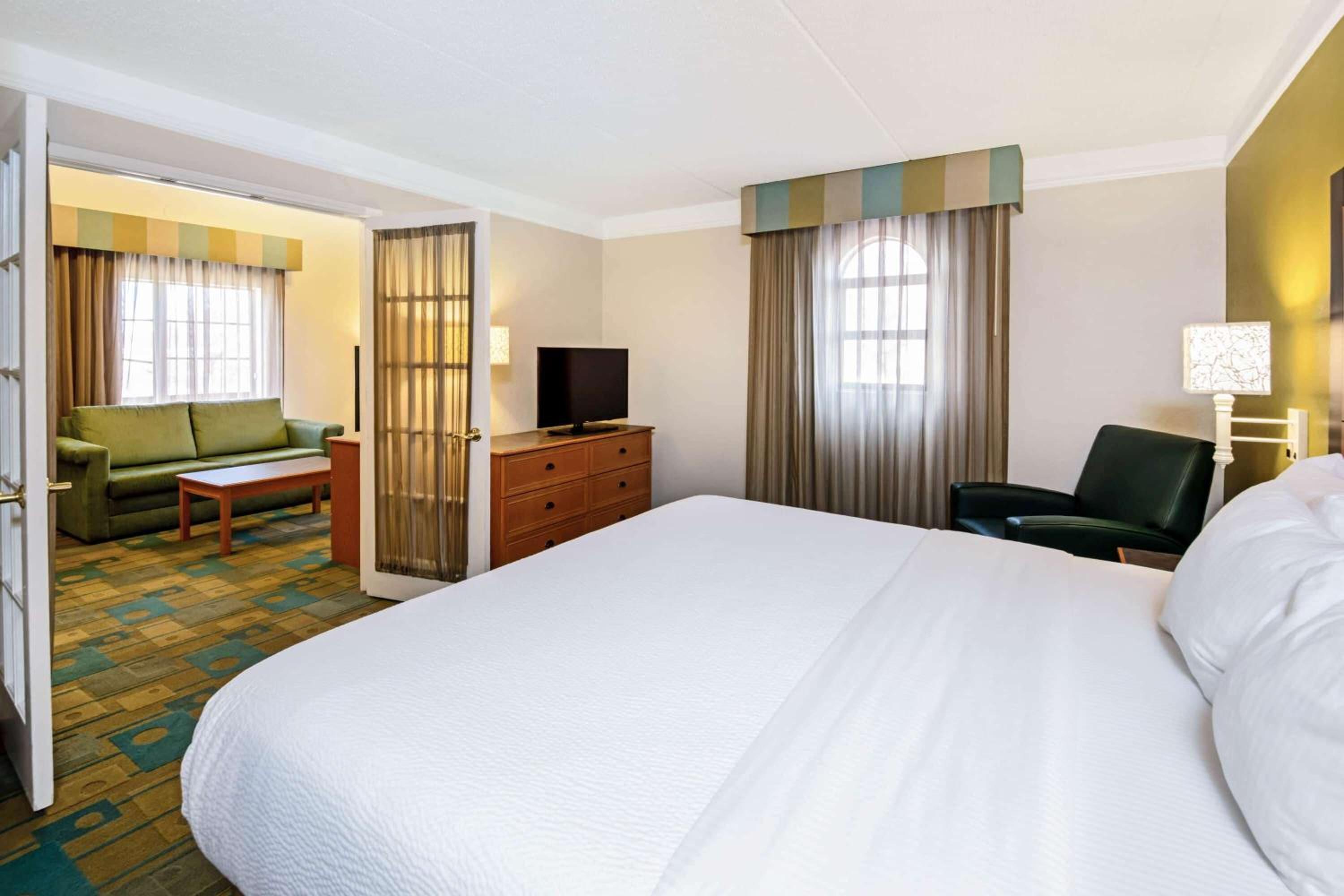 One-Bedroom King Suite - Non-Smoking - Photo 3