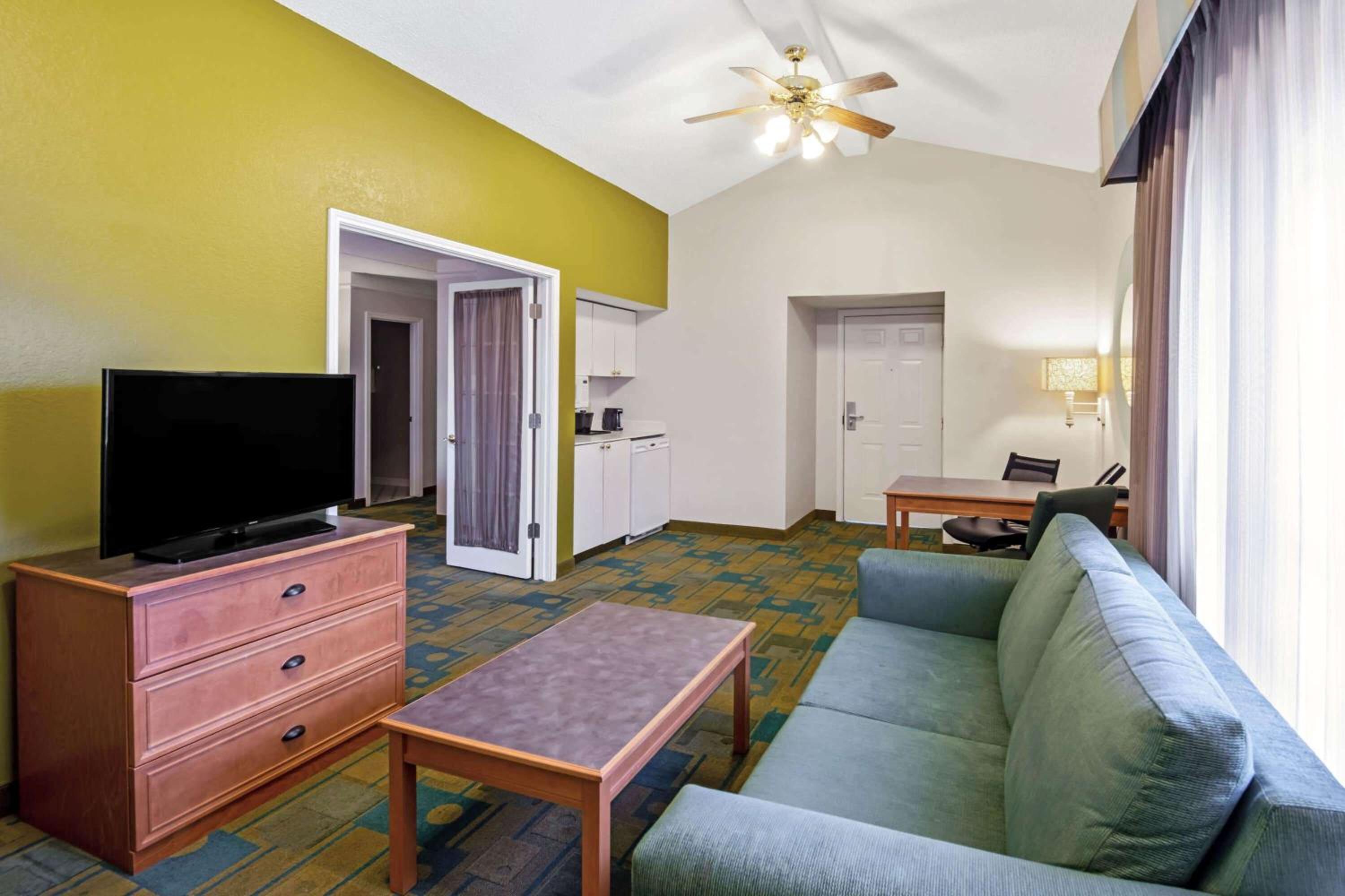 One-Bedroom King Suite - Non-Smoking - Photo 2