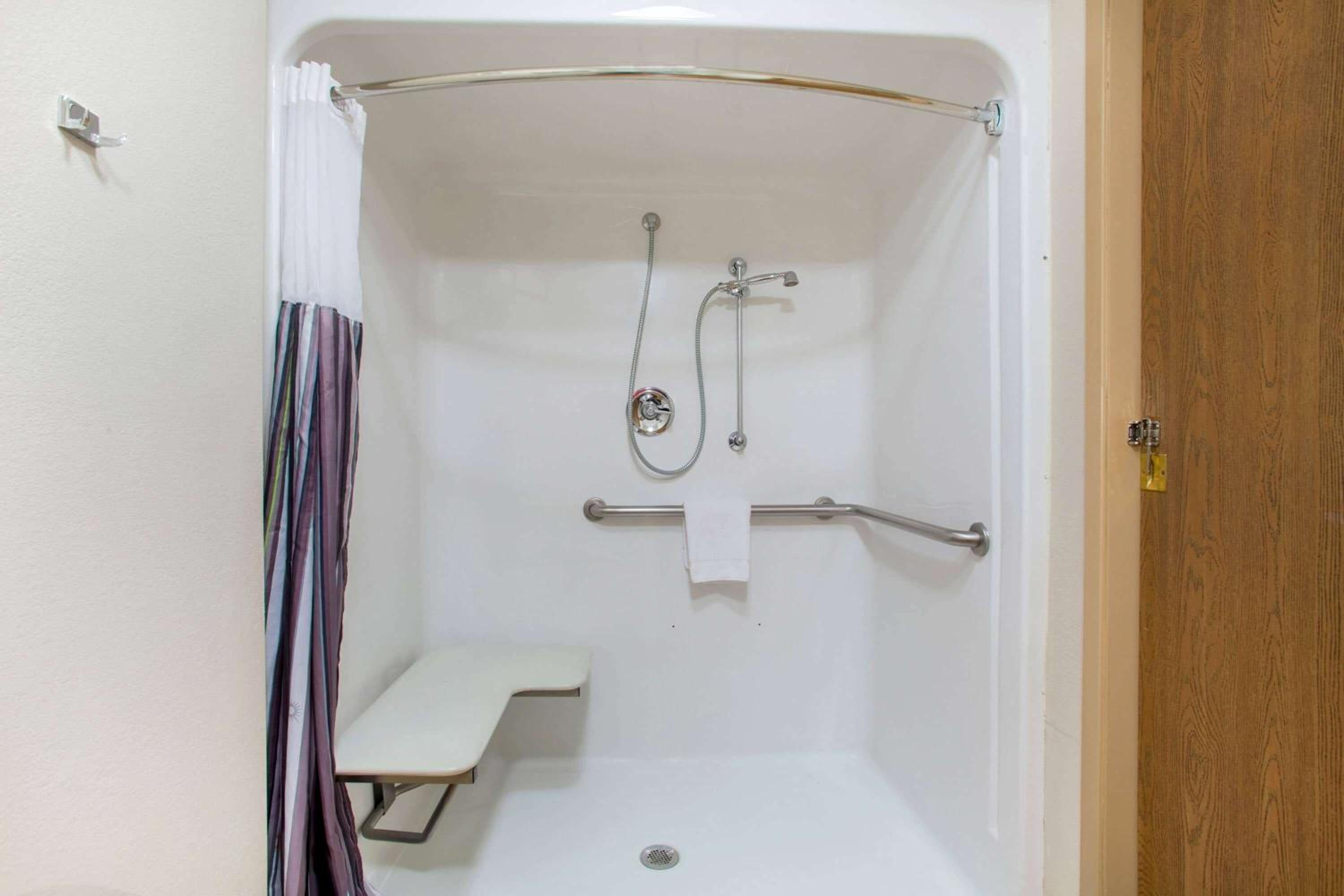 Queen Room - Mobility Access/Non-Smoking - Photo 2