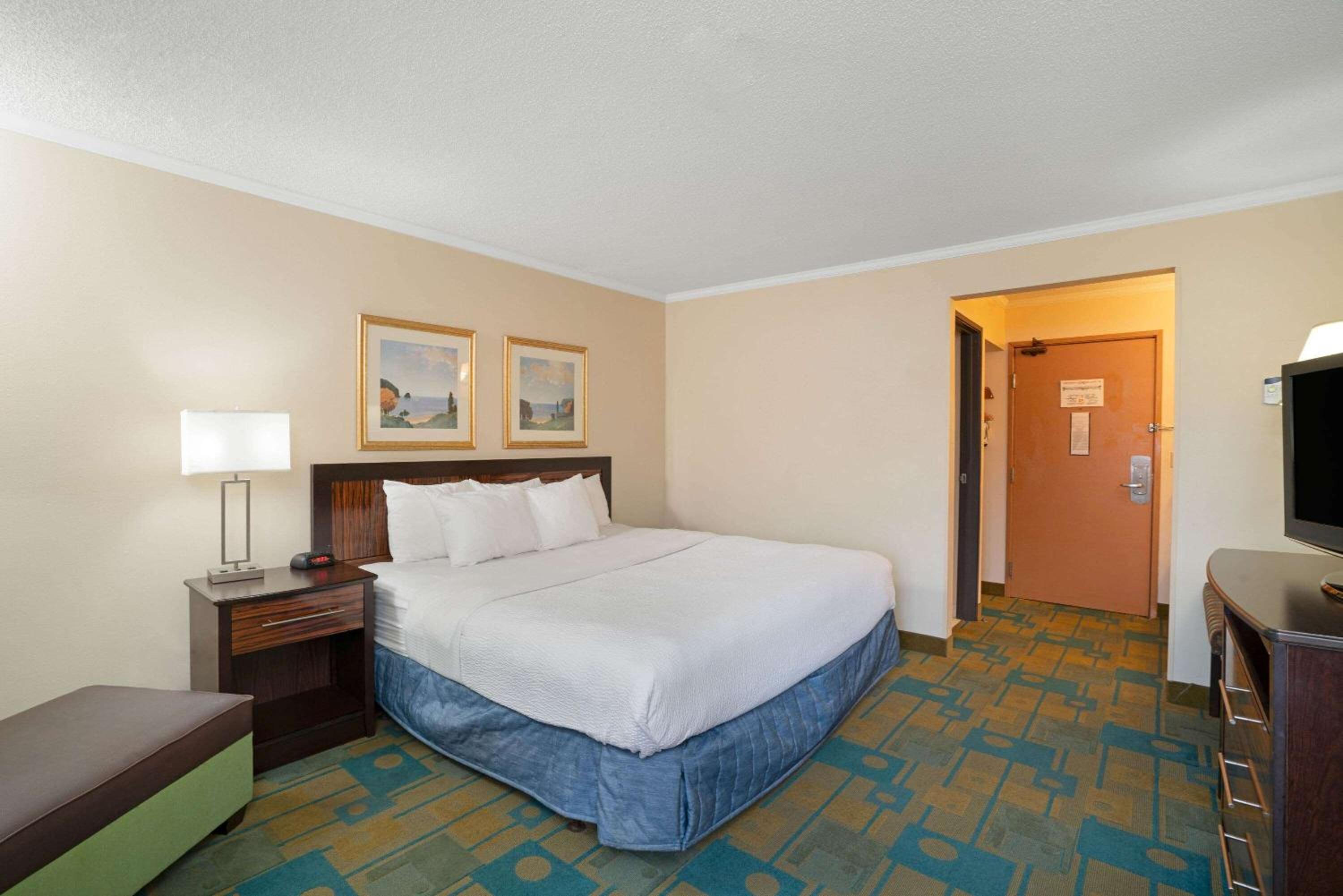 King Suite - Non-Smoking - Photo 3