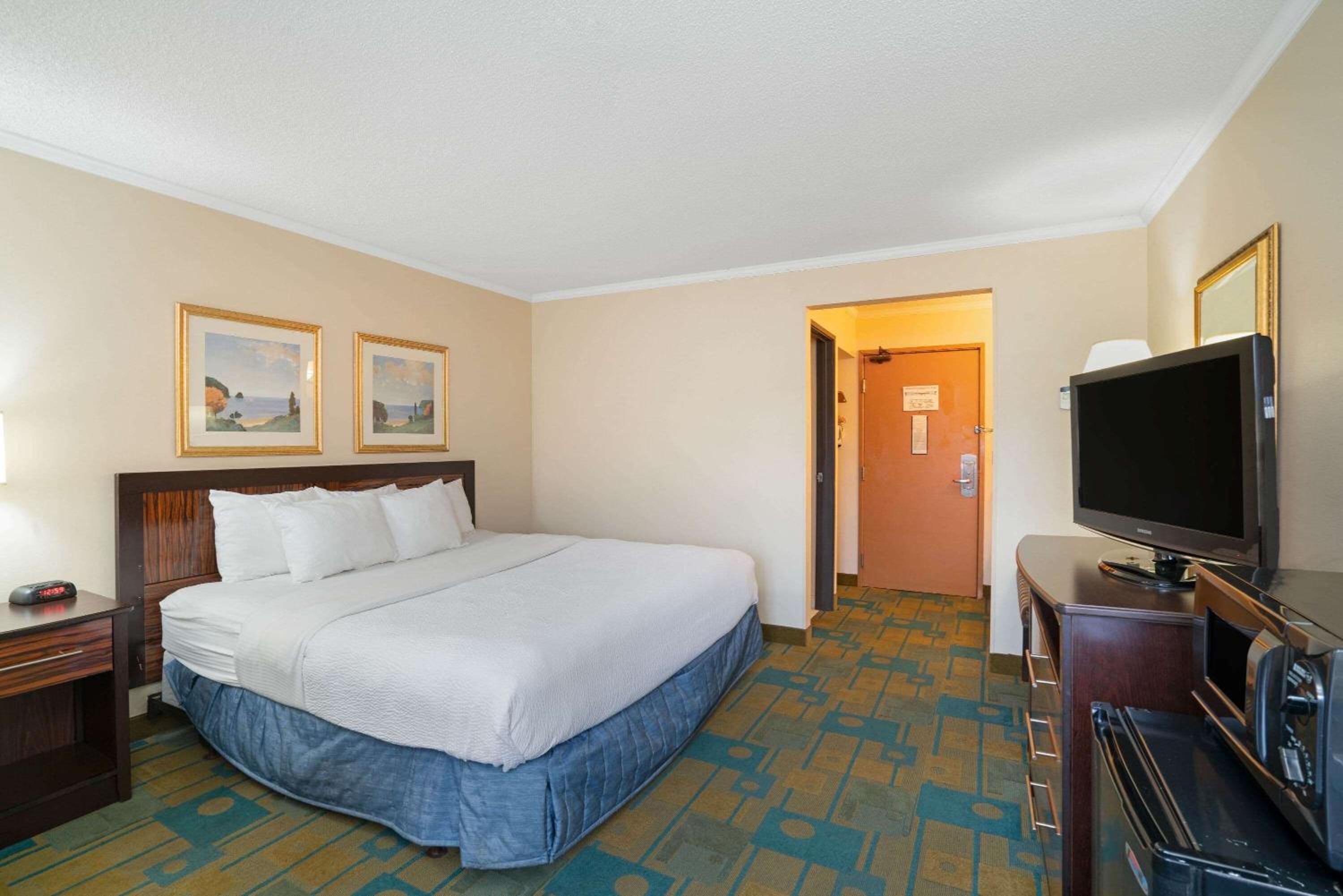 Deluxe King Room photo 3