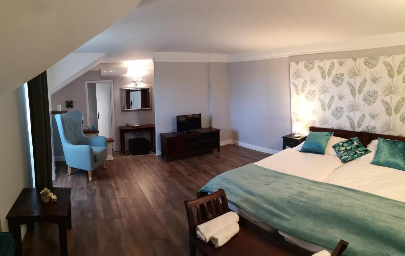 Standard Double or Twin Room photo 3