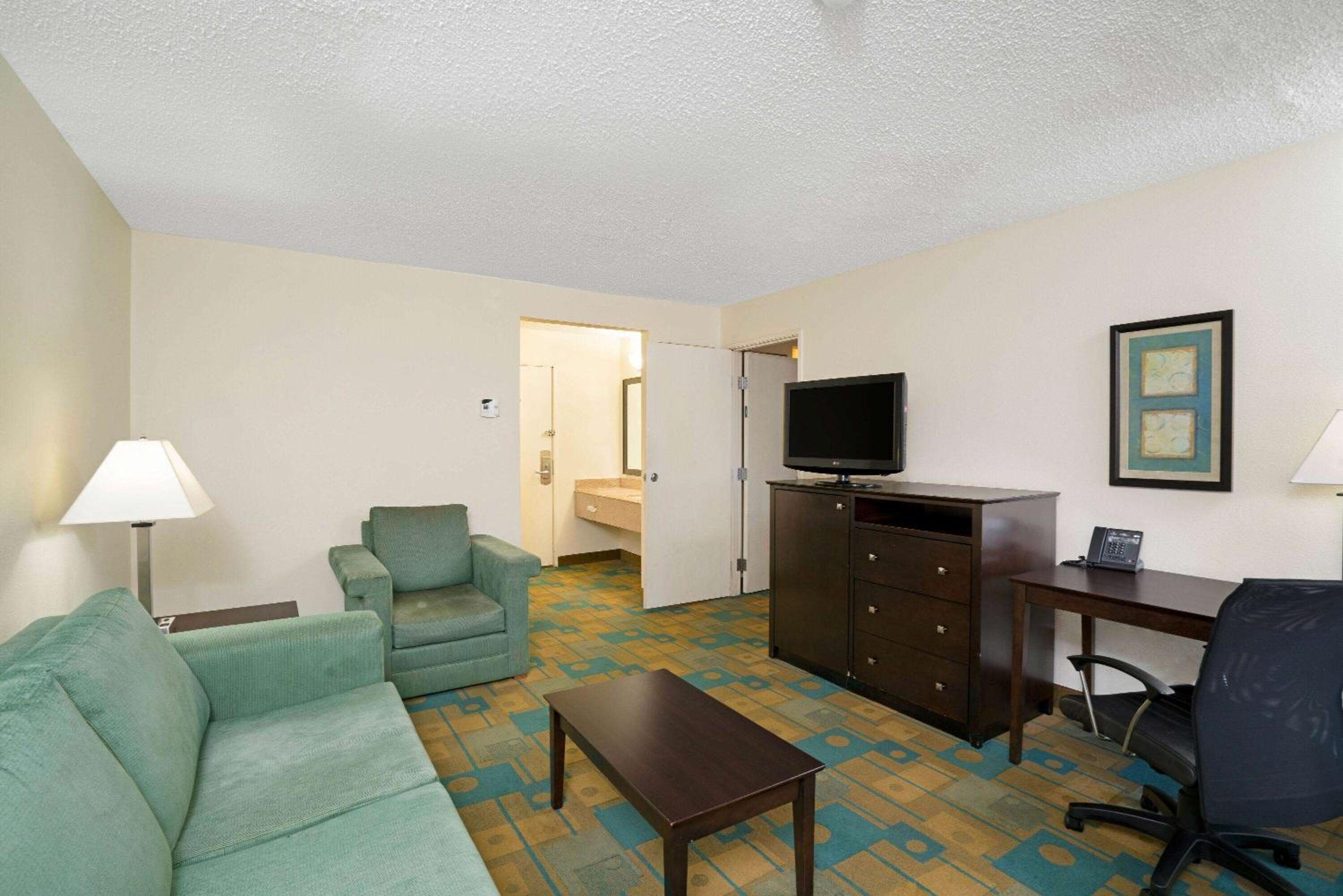 King Suite - Non-Smoking - Photo 2