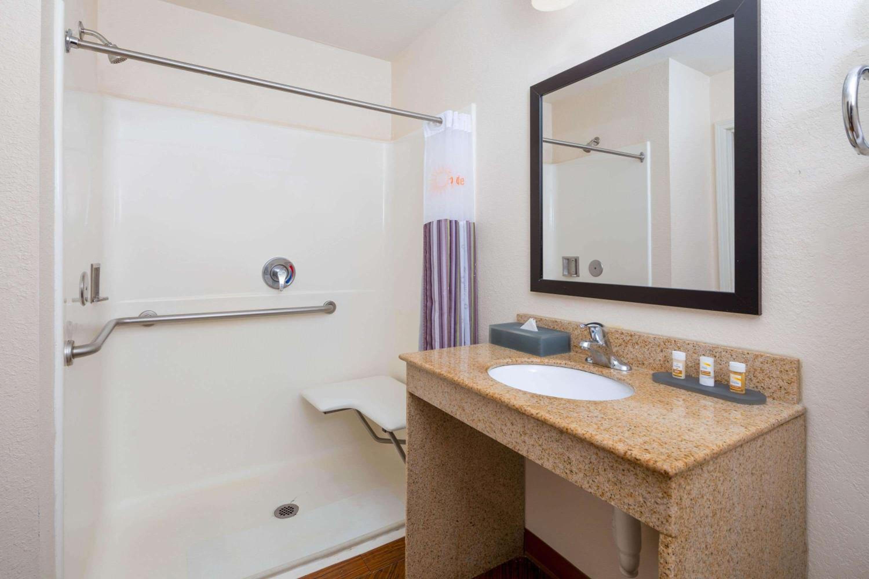 Queen Room with Two Queen Beds and Bath Tub - Mobility Accessible/Non-Smoking - Photo 4