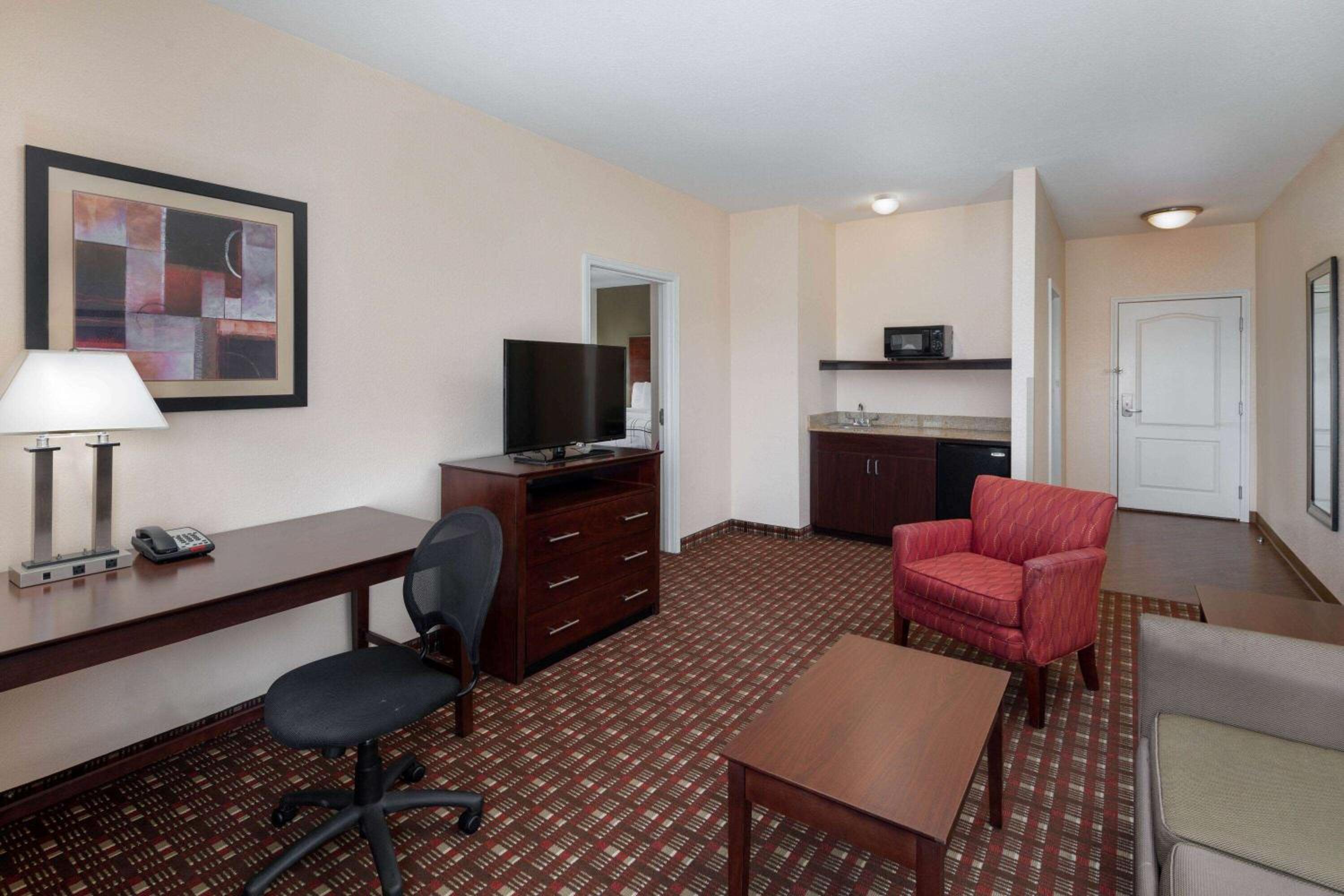 One-Bedroom King Suite with Roll-In Shower - Mobility Accessible/Non-Smoking photo 1