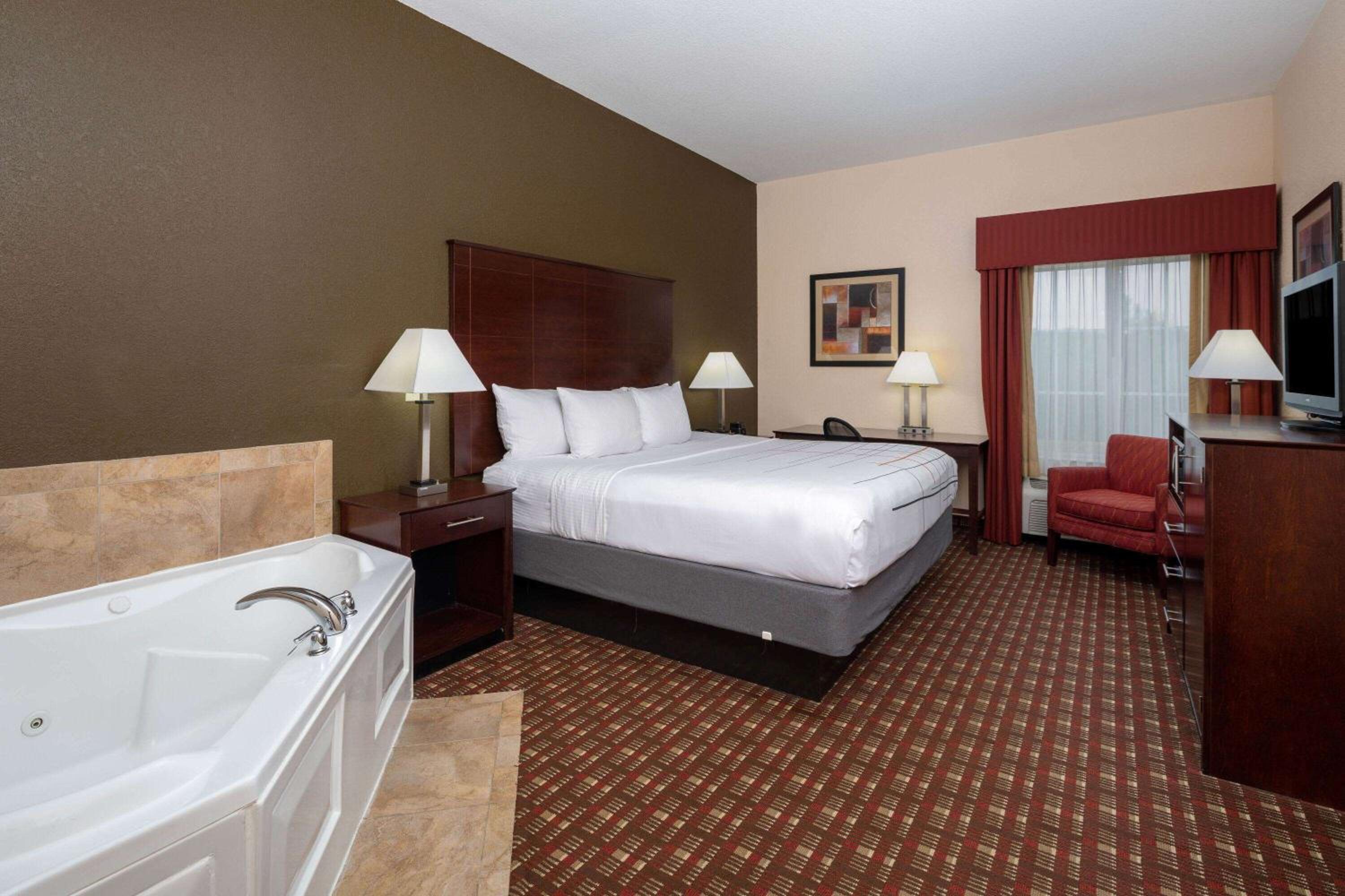 One-Bedroom King Suite - Non-Smoking - Photo 3