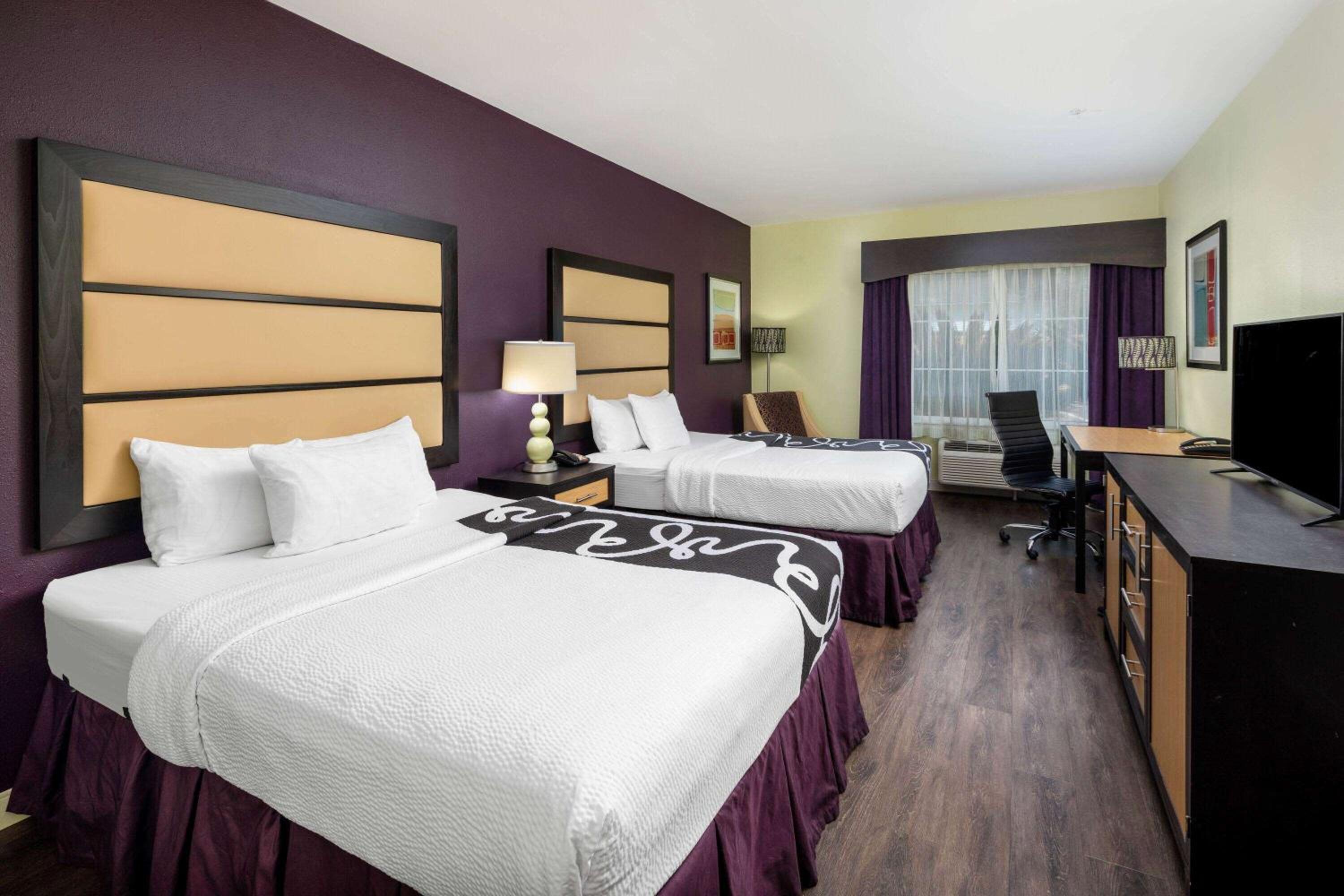 Deluxe Queen Room with Two Queen Beds - Photo 3