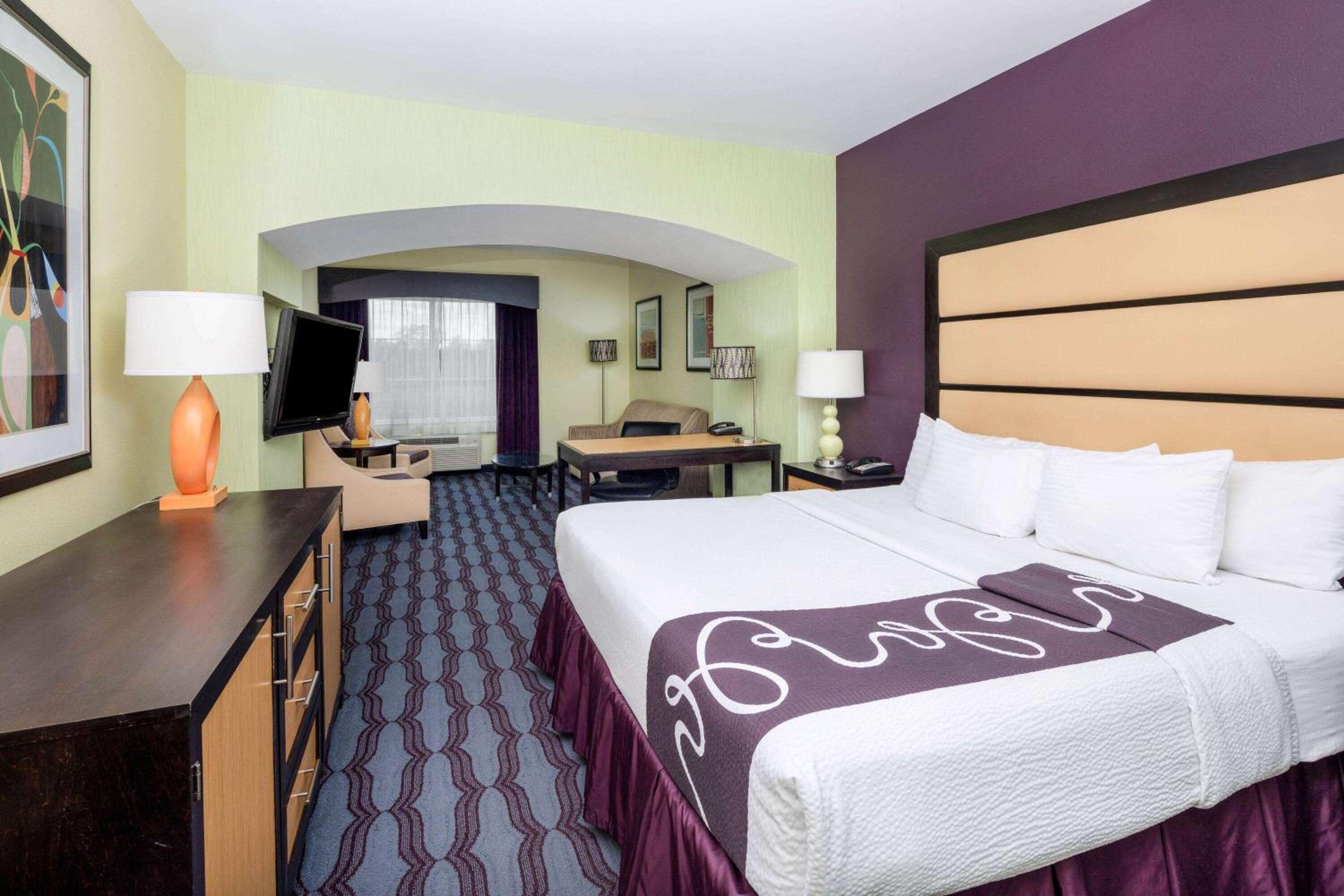 King Room with Bathtub with Grab Bars - Mobility/Hearing Accessible/Non-Smoking - Photo 4