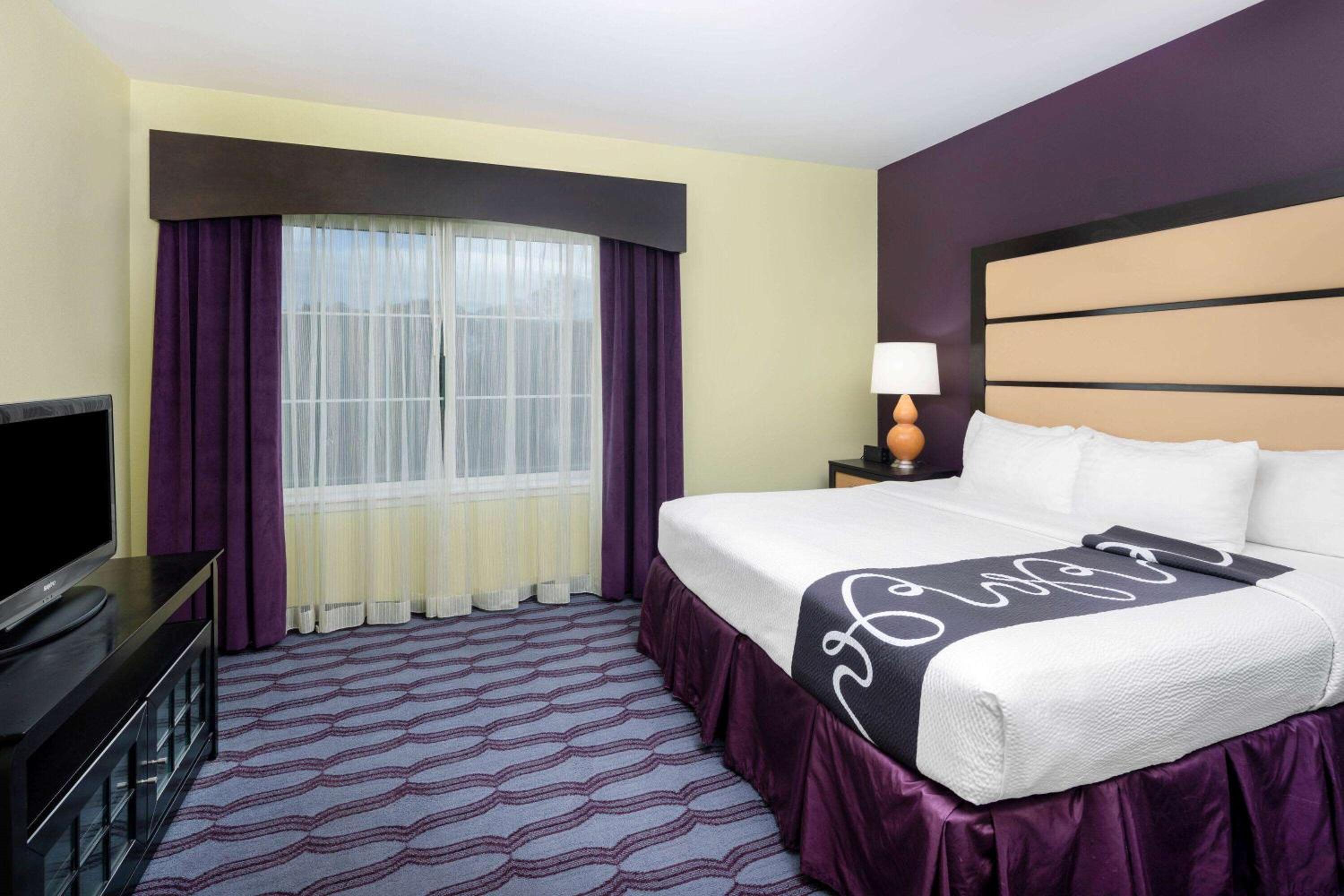 One- Bedroom King  Suite with Tub with Grab Bars - Mobility/Hearing Accessible/ Non-Smoking - Photo 3