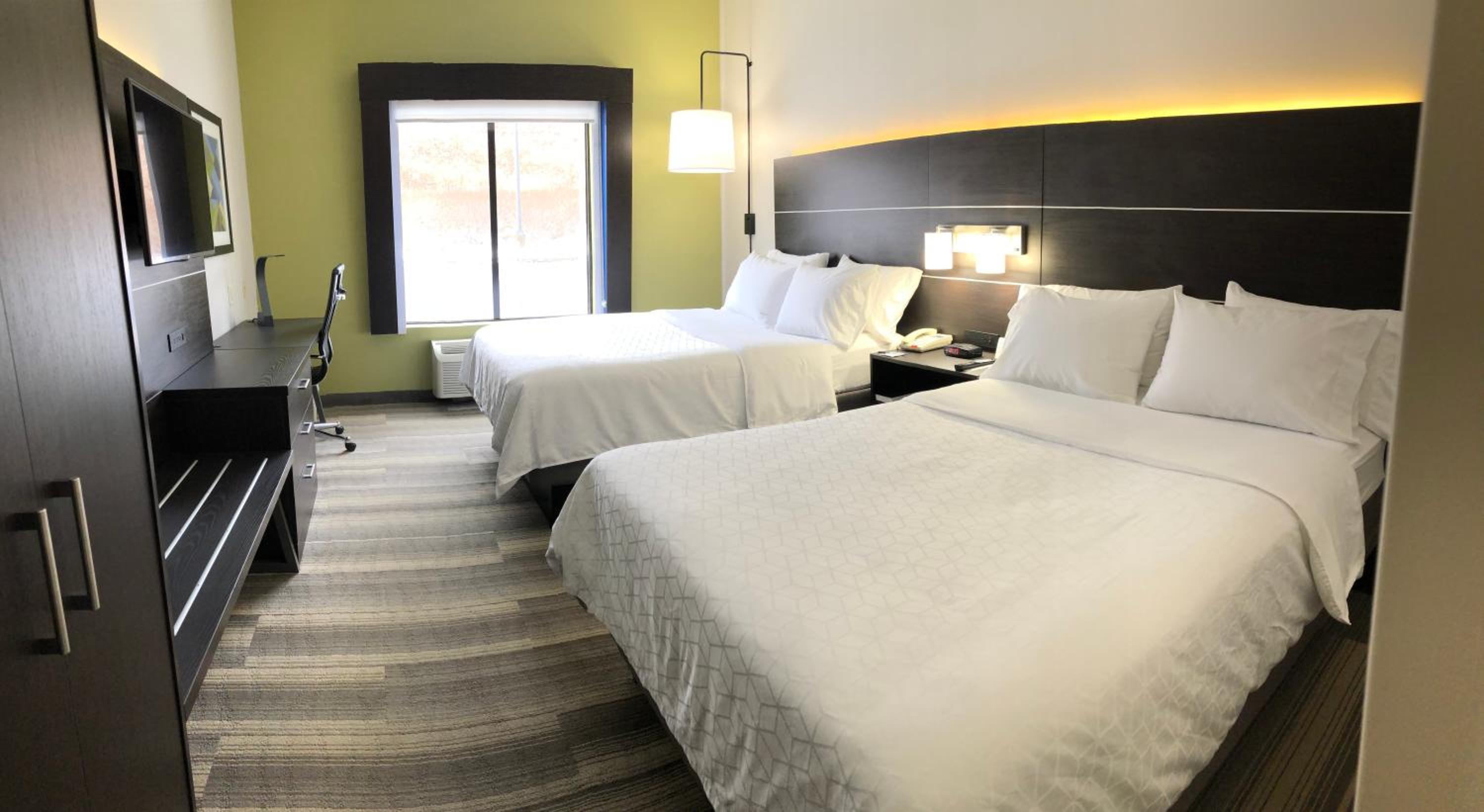 Standard Room with Two Queen Beds - Photo 2