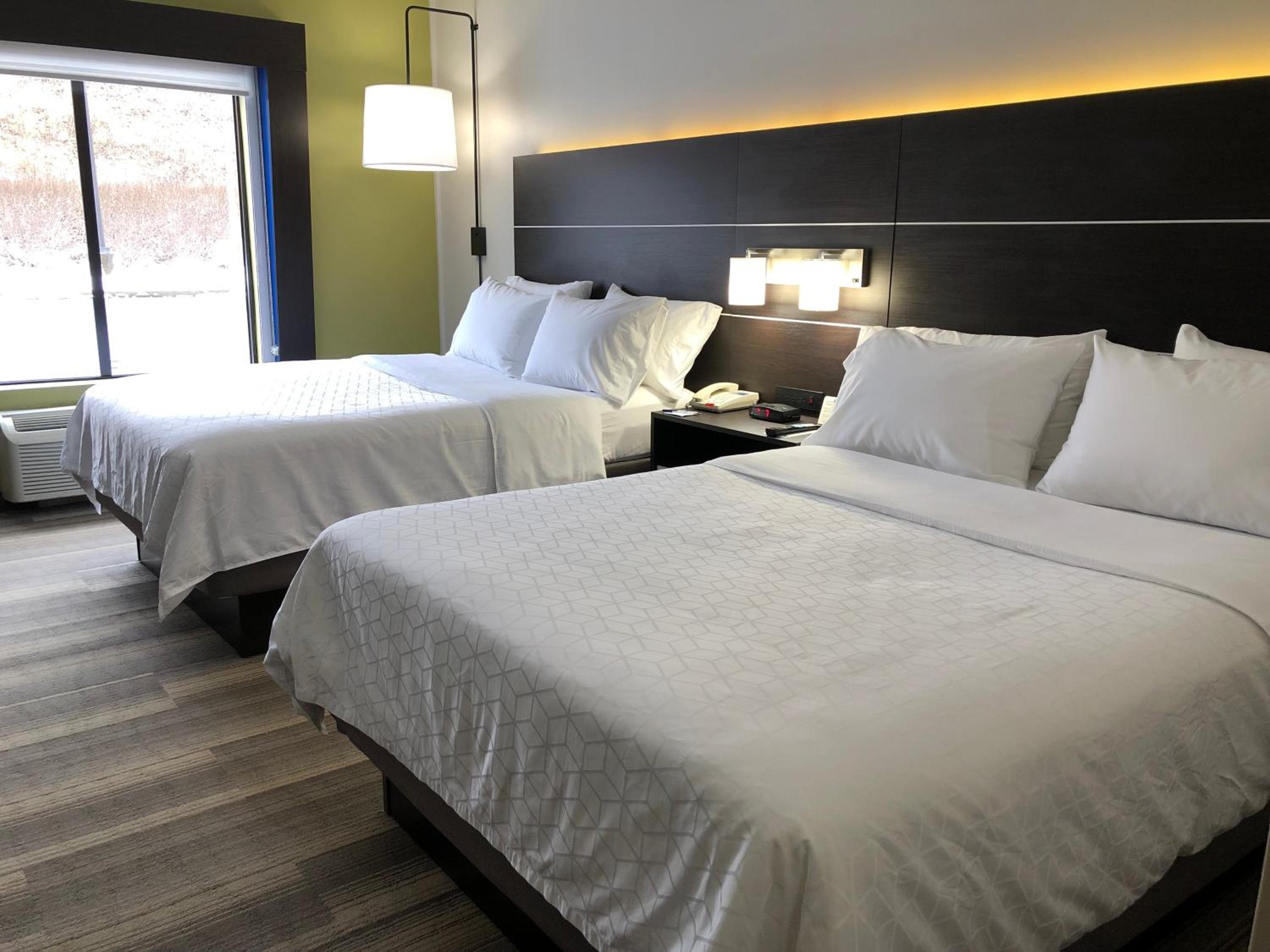 Standard Room with Two Queen Beds - Photo 4