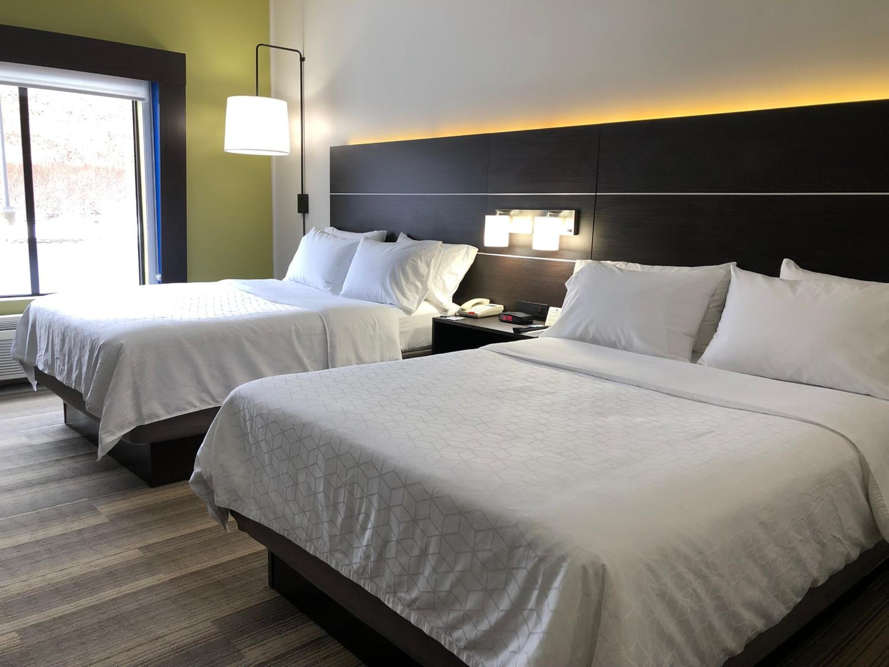 Standard Room with Two Queen Beds - Photo 6