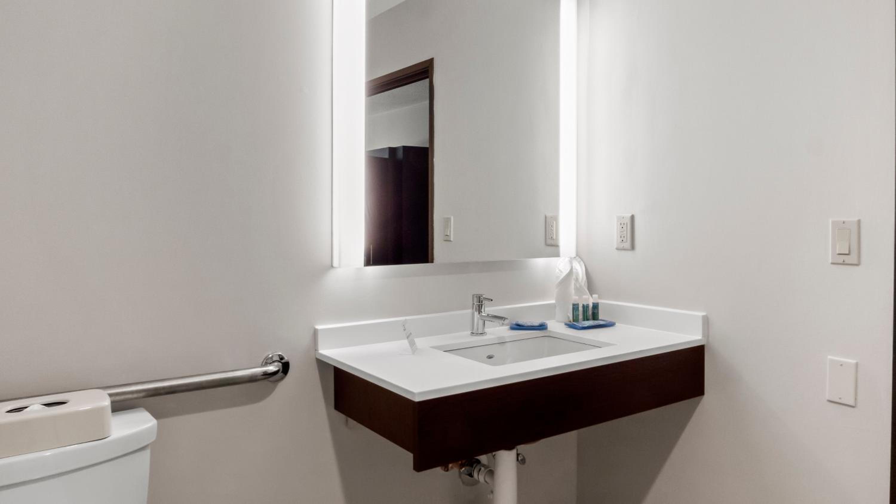 King Room - Mobility Access/Hearing Accessible - Photo 3