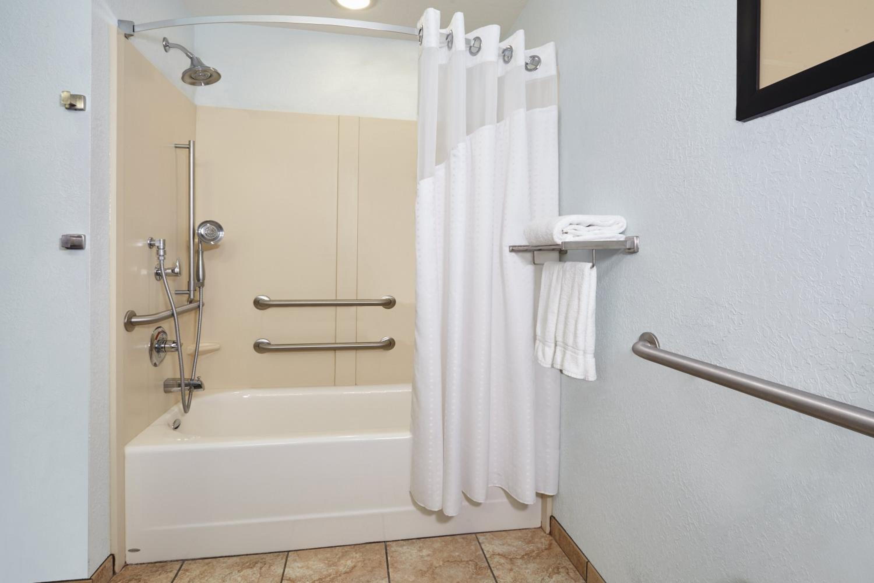 King Suite - Disability Access Tub/Non-Smoking - Photo 3