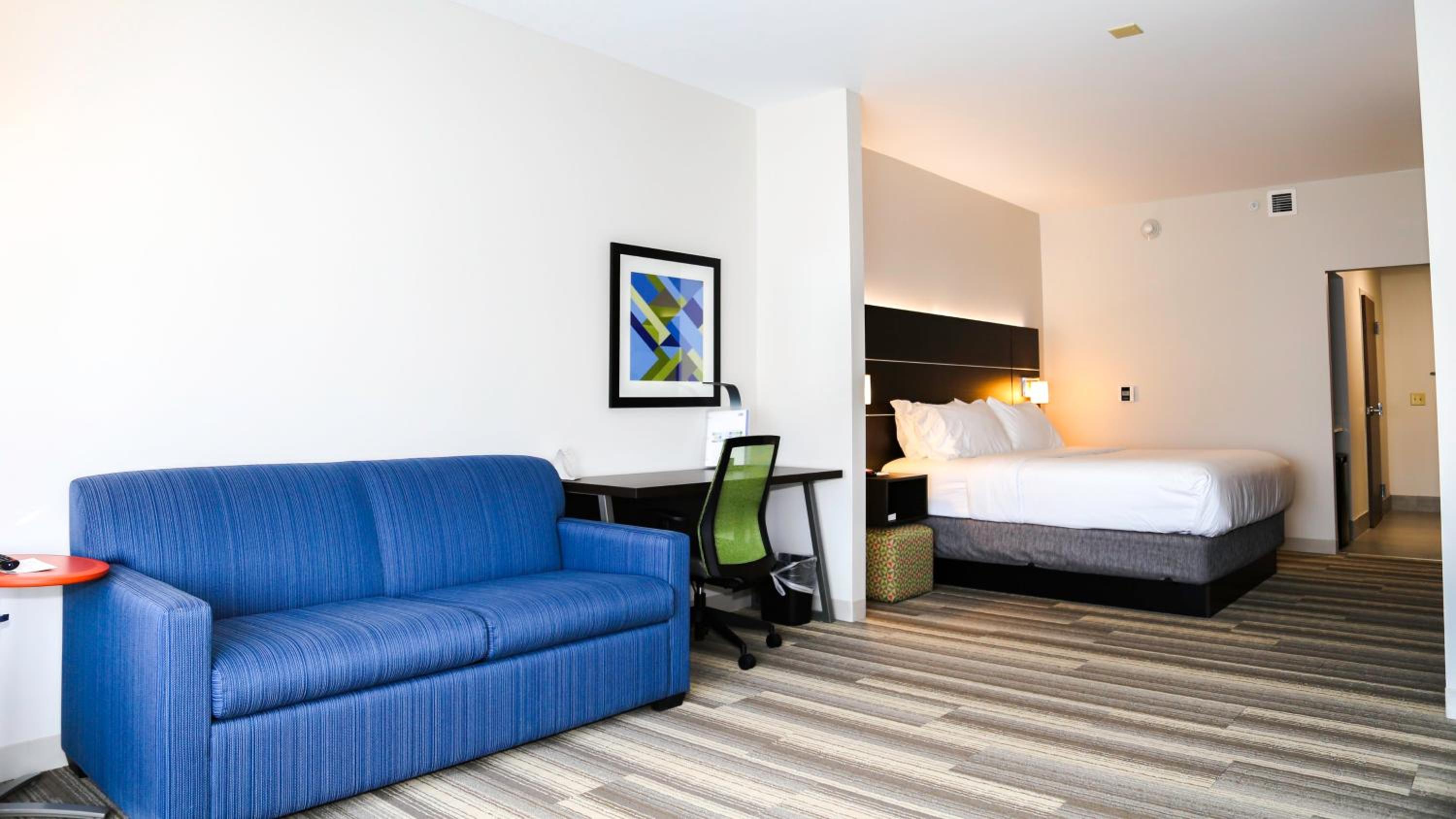 Queen Room with Two Queen Beds - Disability Access with Bath Tub photo 2