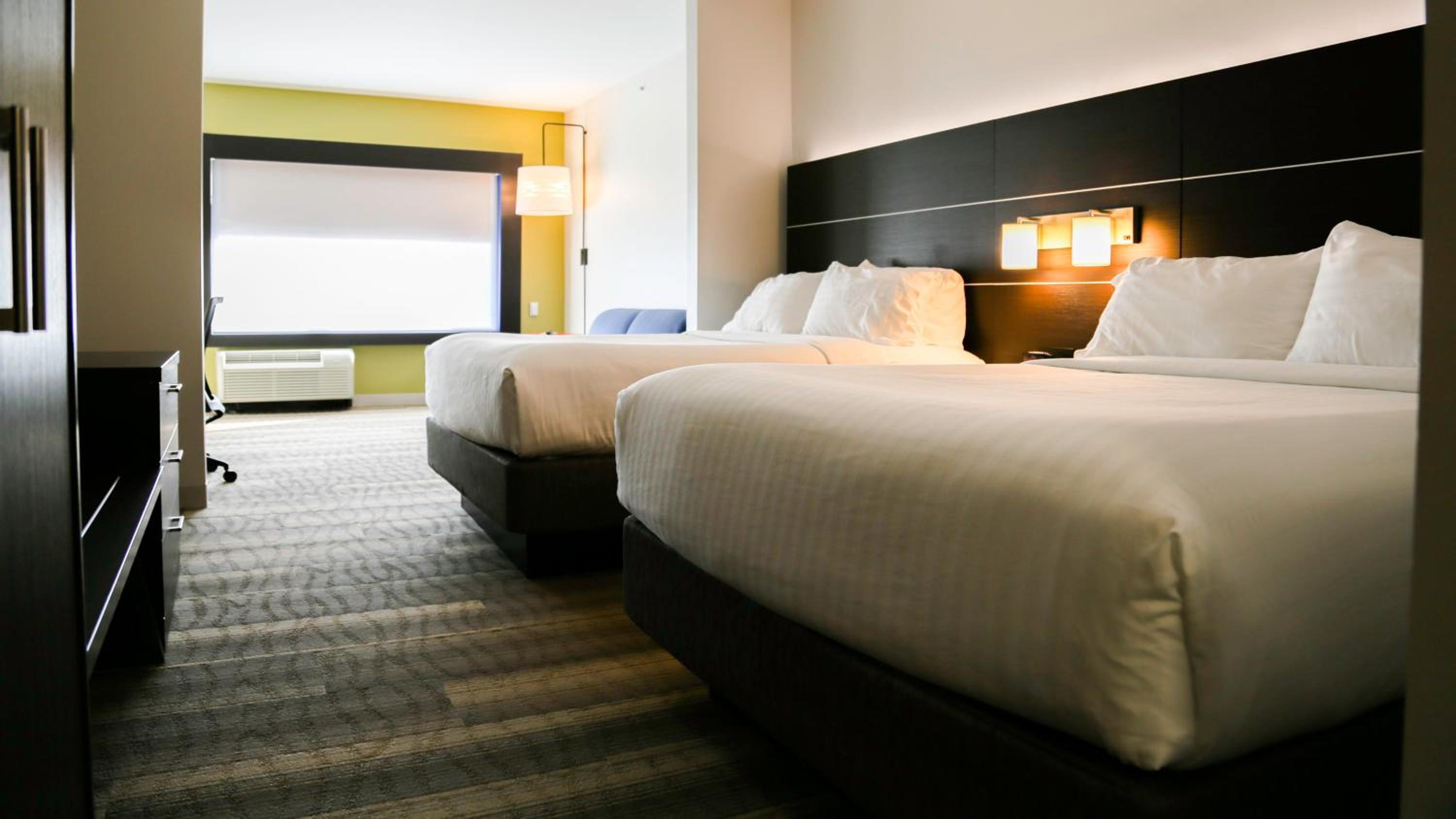 Queen Room with Two Queen Beds - Disability Access with Bath Tub photo 3