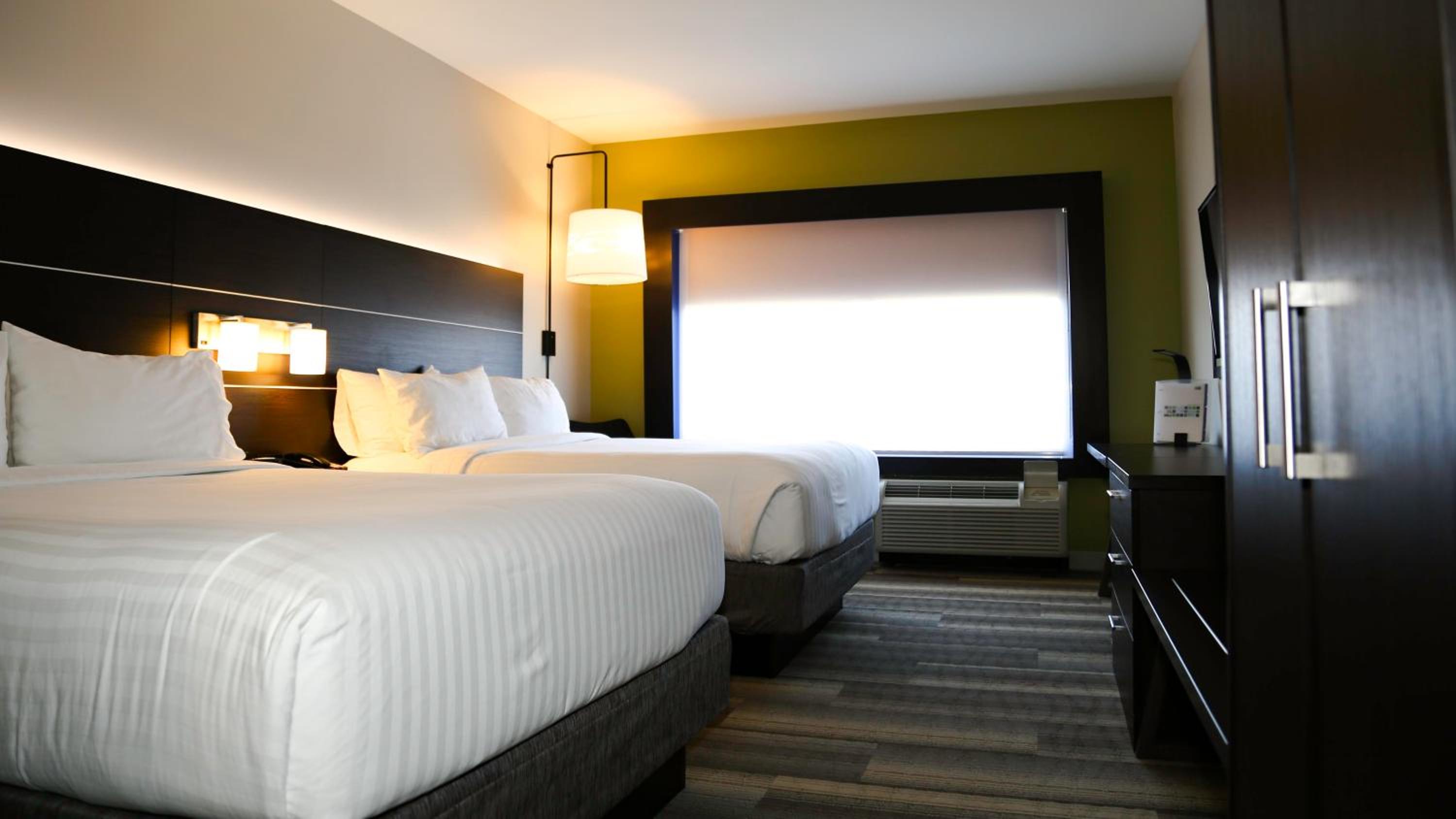 Standard Queen Room with Two Queen Beds - Communications Accessible photo 2