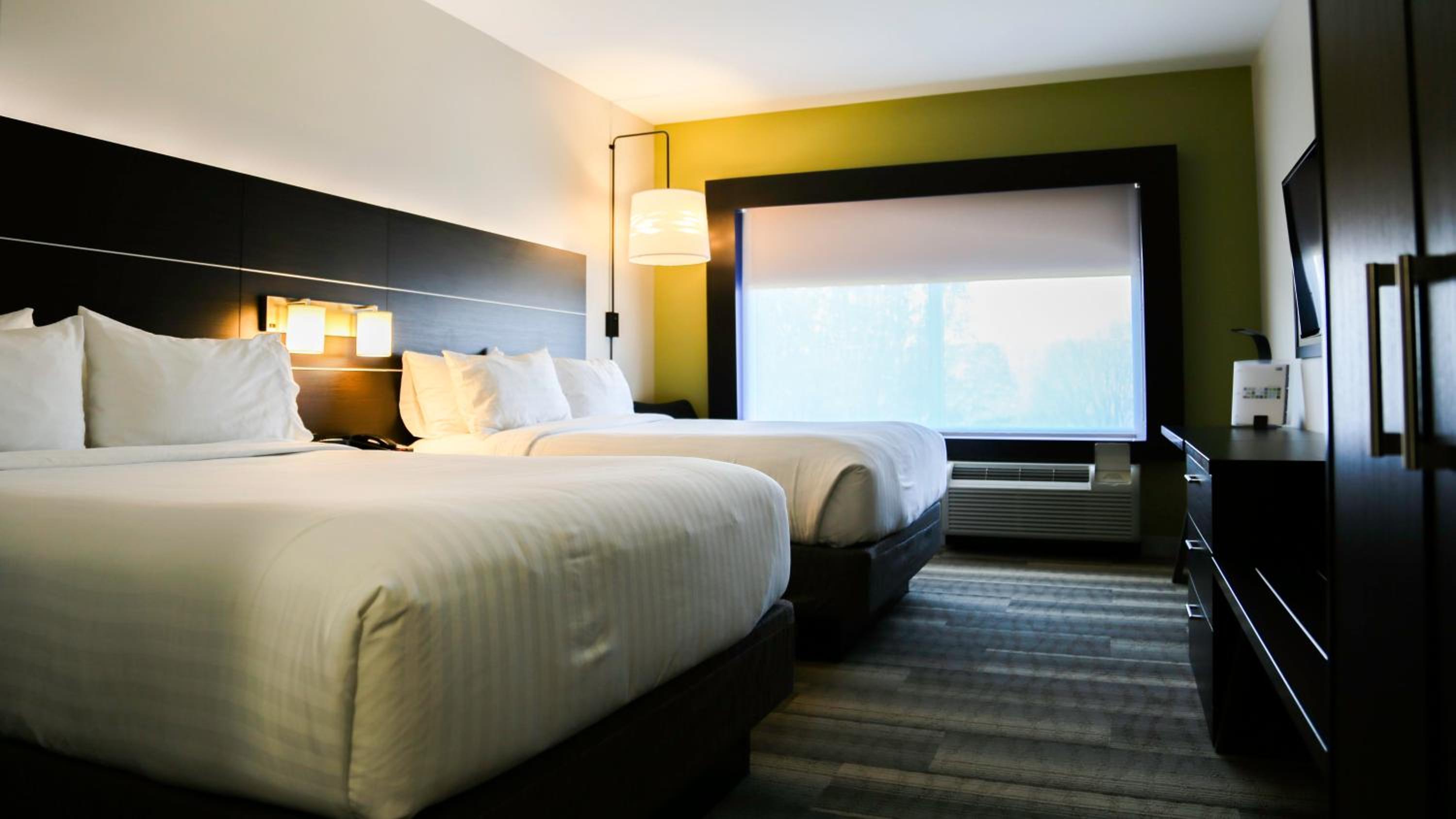 Standard Queen Room with Two Queen Beds - Communications Accessible photo 3