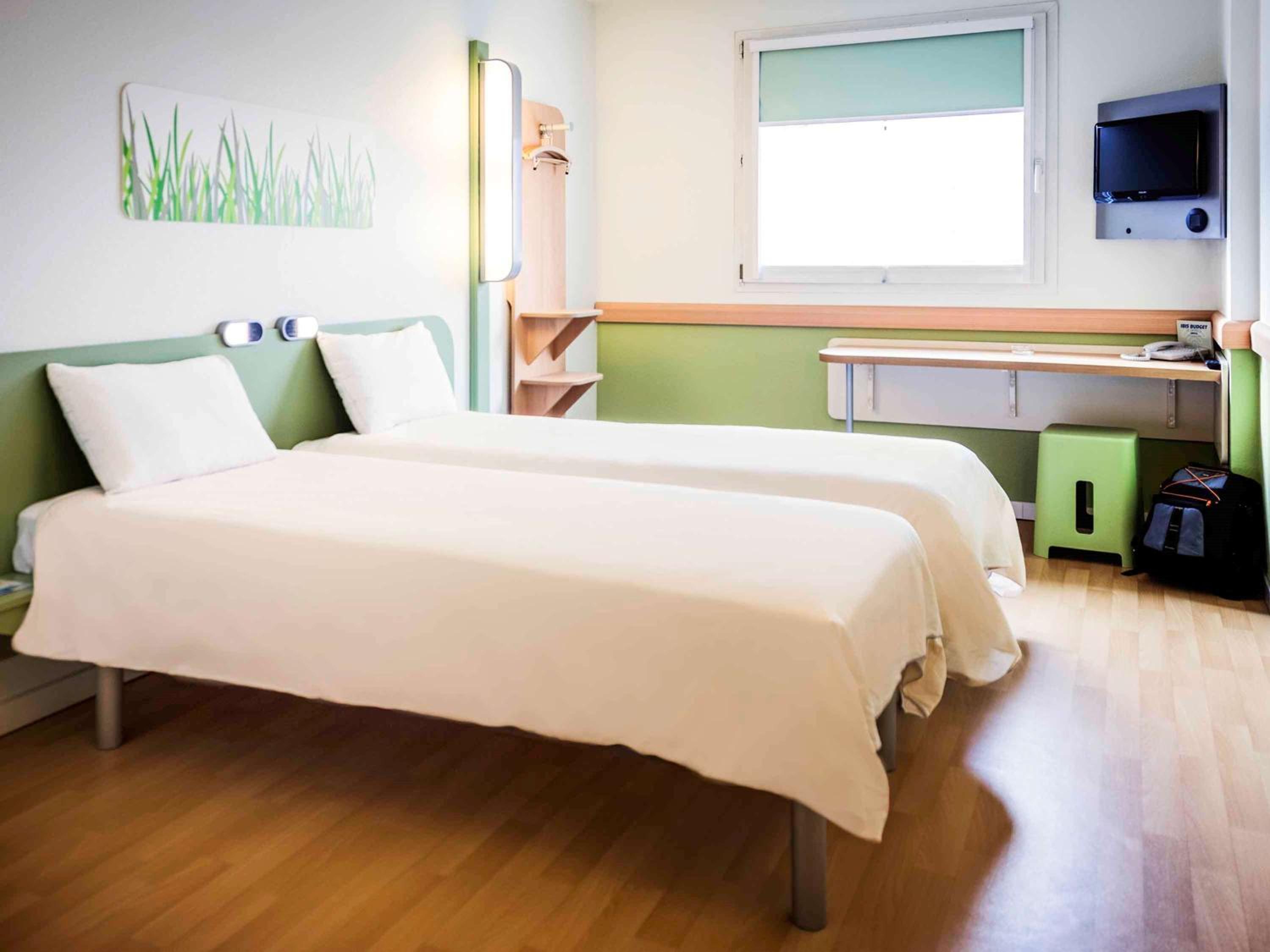 Standard Room with 2 Single Beds - Photo 10
