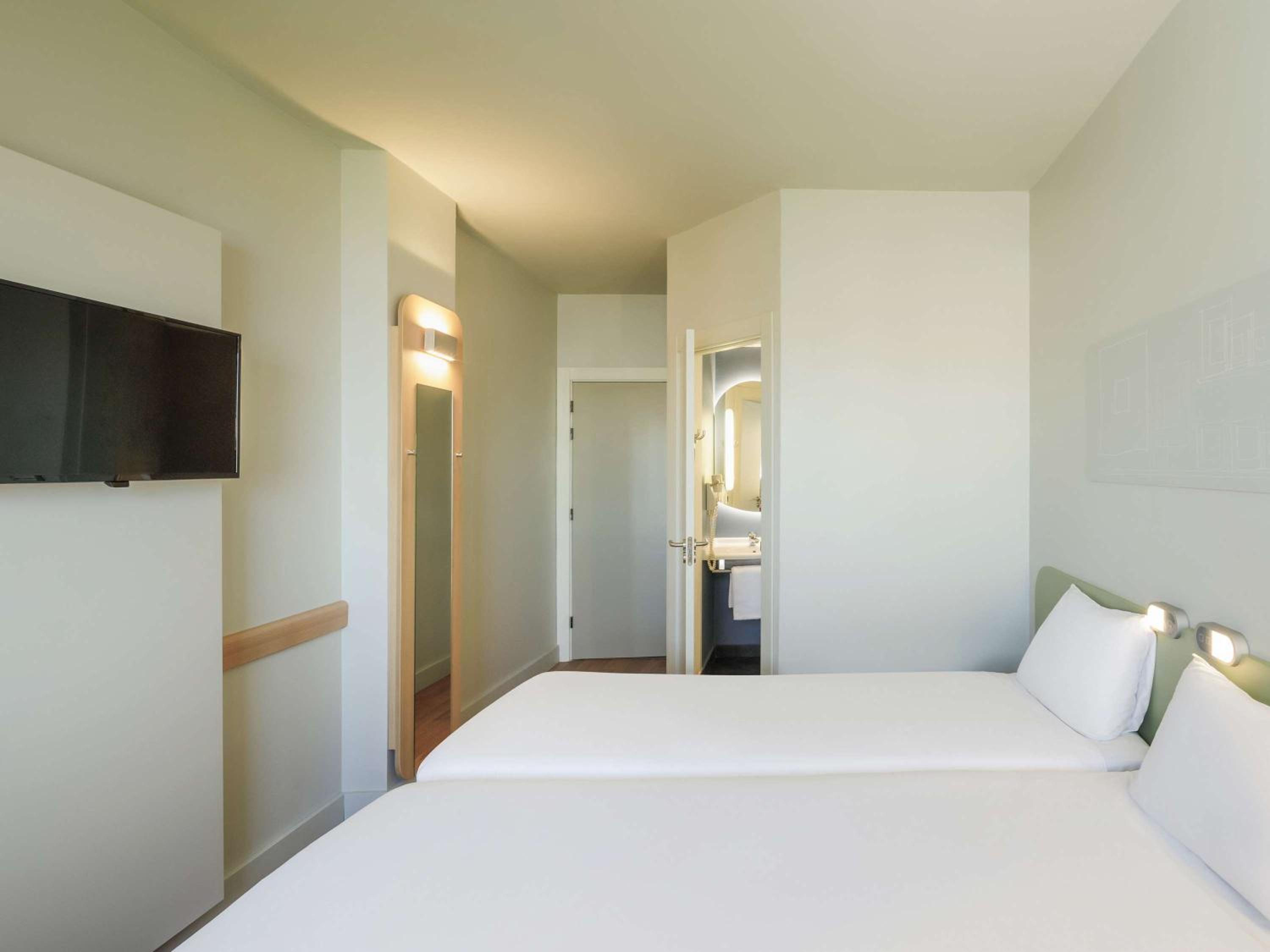 Twin Room - Photo 3