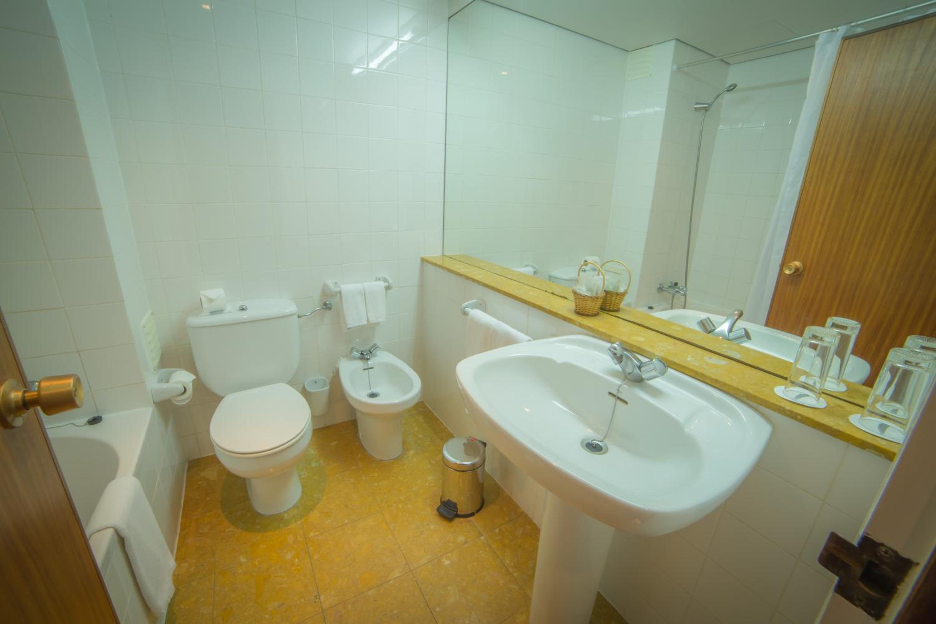 Twin Room with Balcony - Photo 8