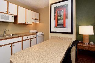 Standard Efficiency Room with One Queen Bed - Non-Smoking - Photo 3