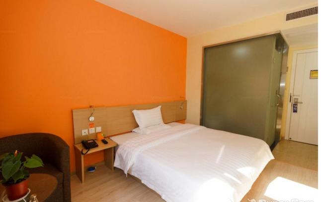Comfortable Queen Room