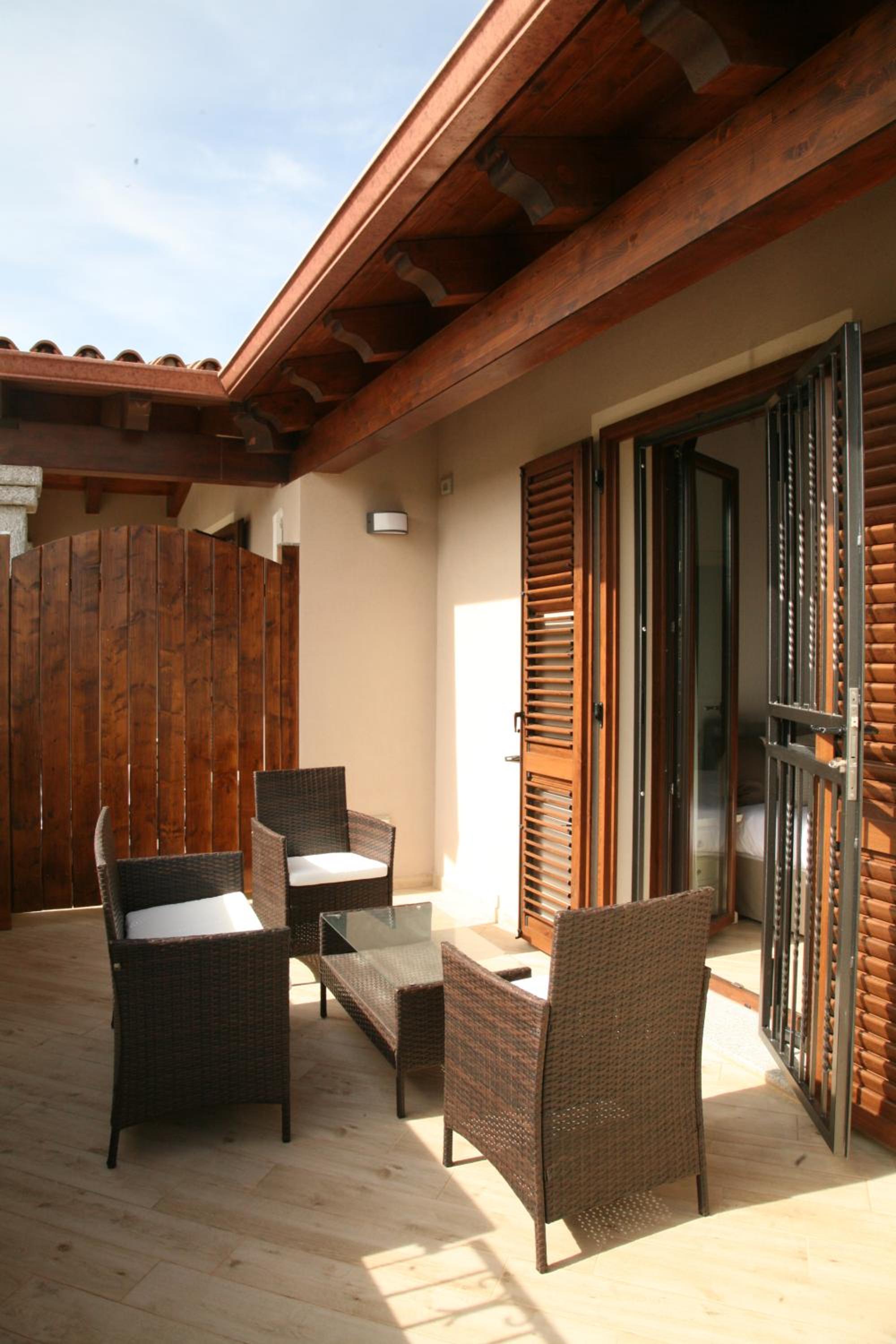 Deluxe Double Room with Balcony - Photo 2