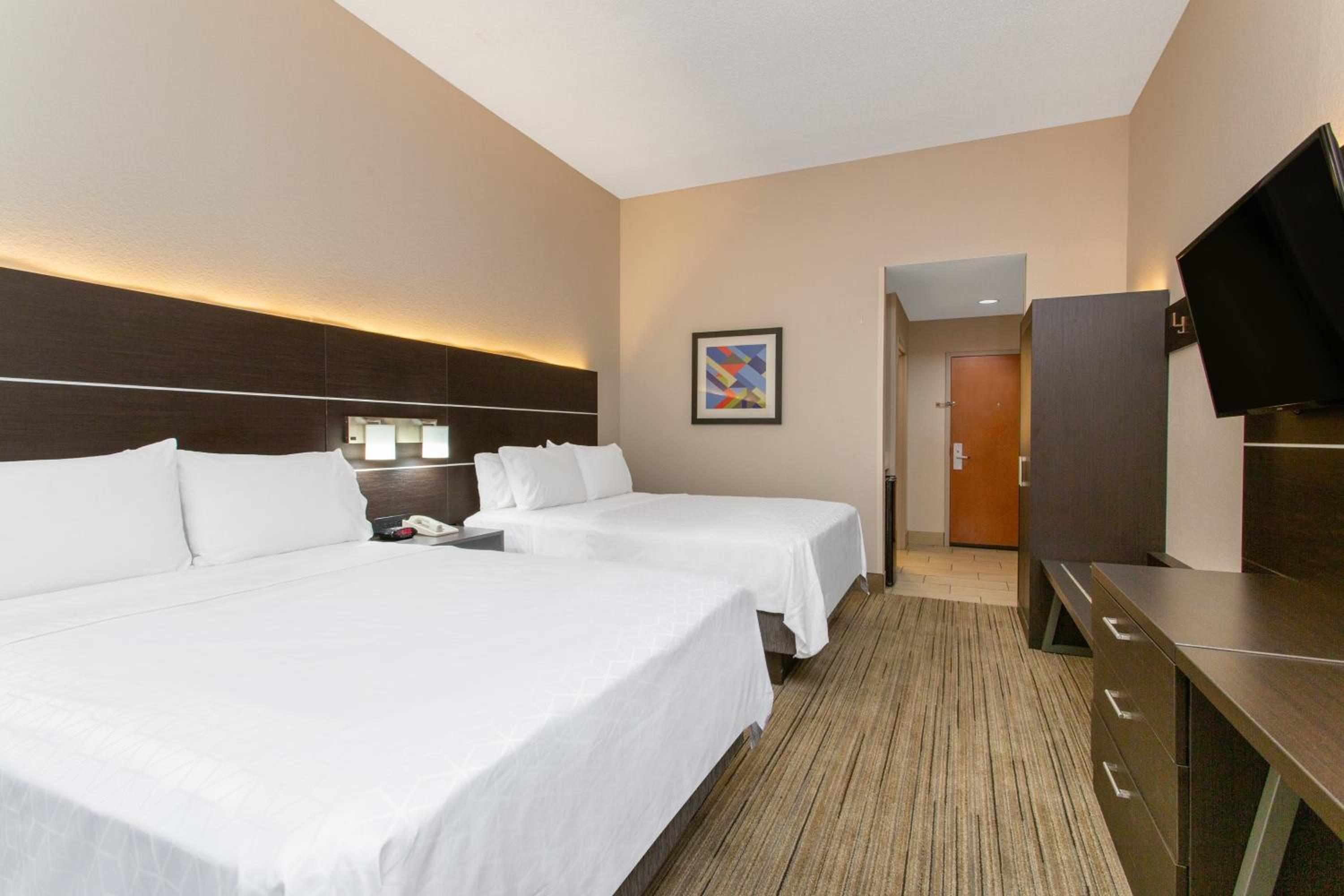 Standard Queen Room with Two Queen Beds - Photo 4
