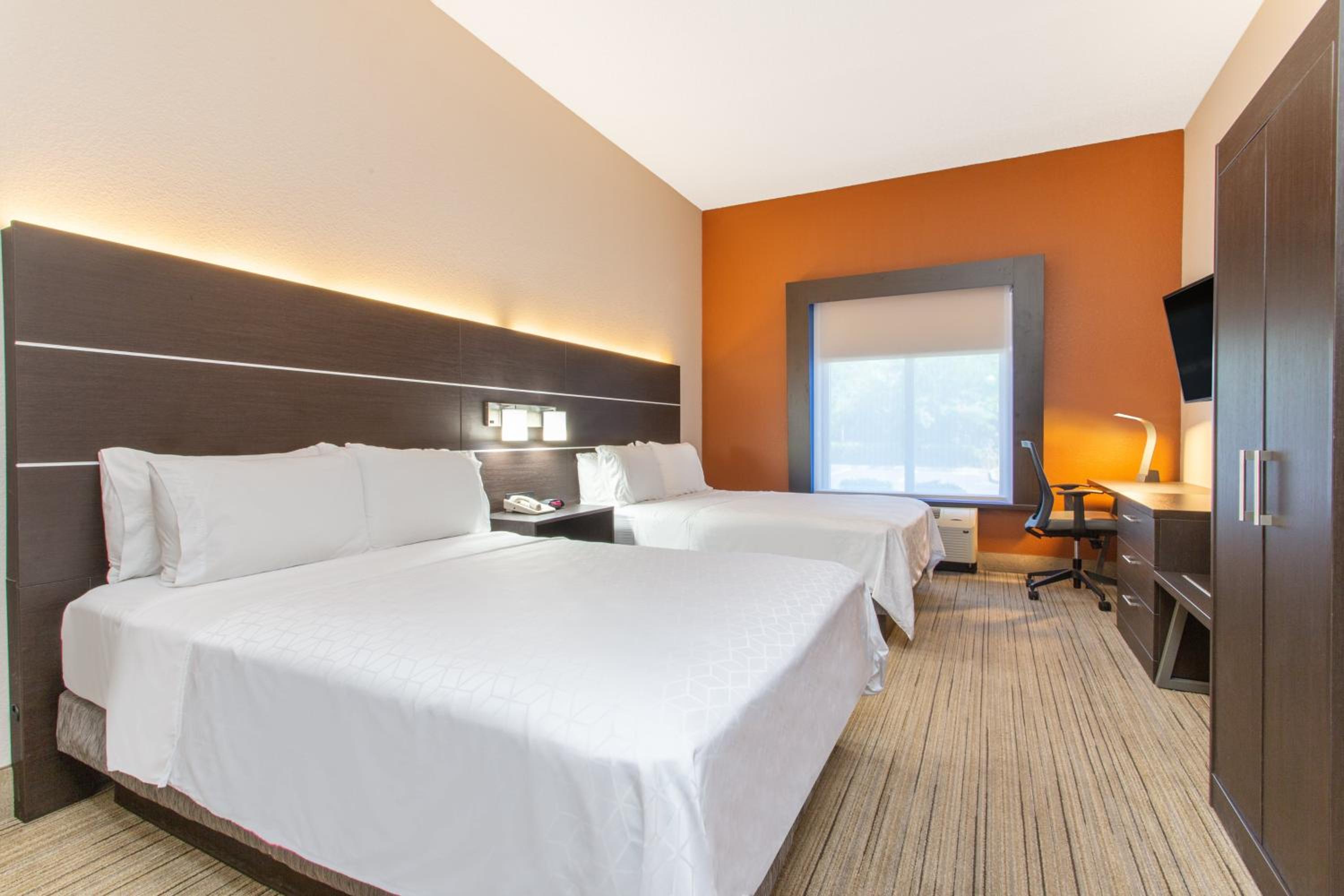Standard Queen Room with Two Queen Beds - Communications Accessible - Photo 5
