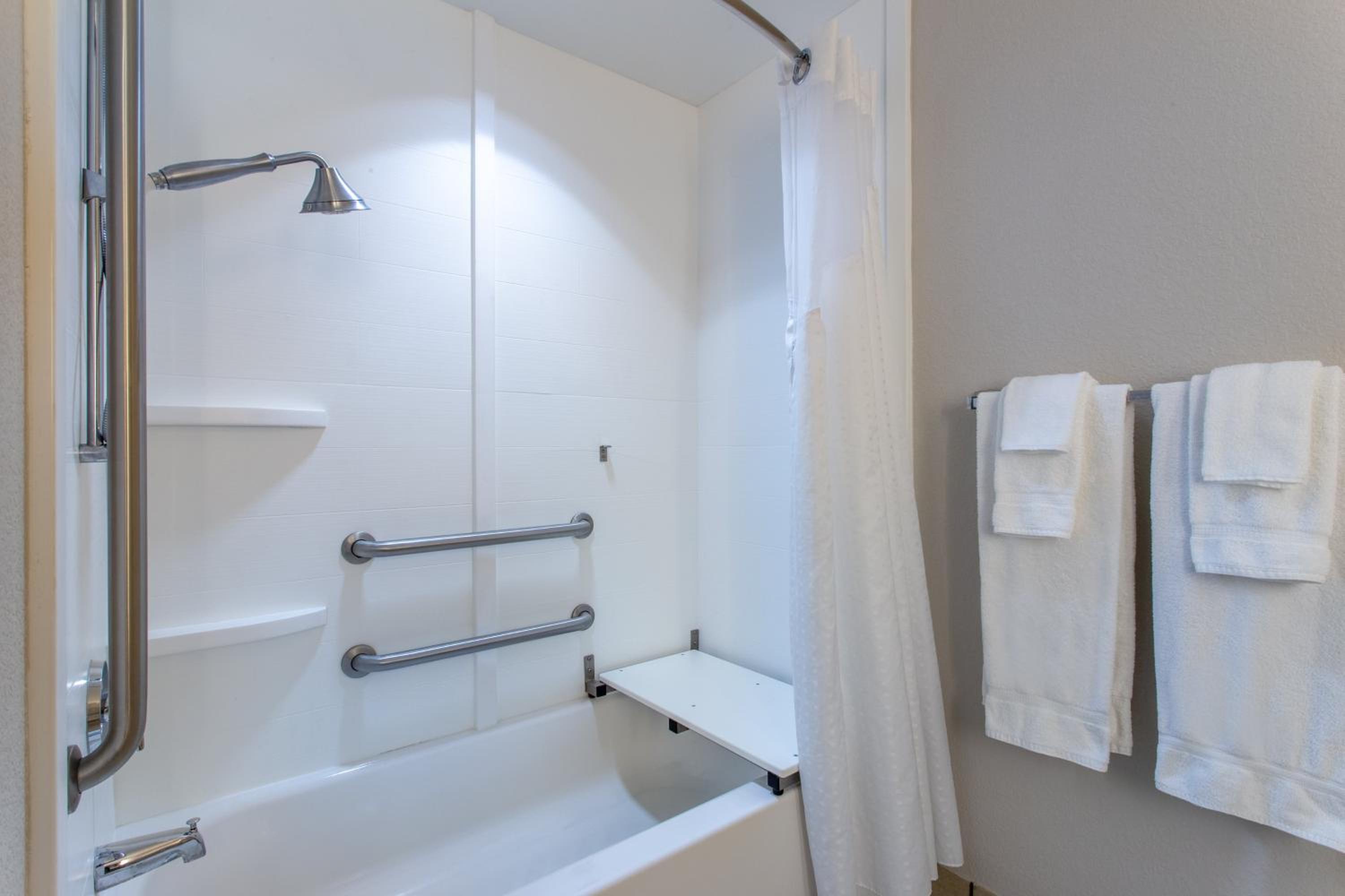 Suite with Mobility Accessible Tub - Non-Smoking - Photo 5
