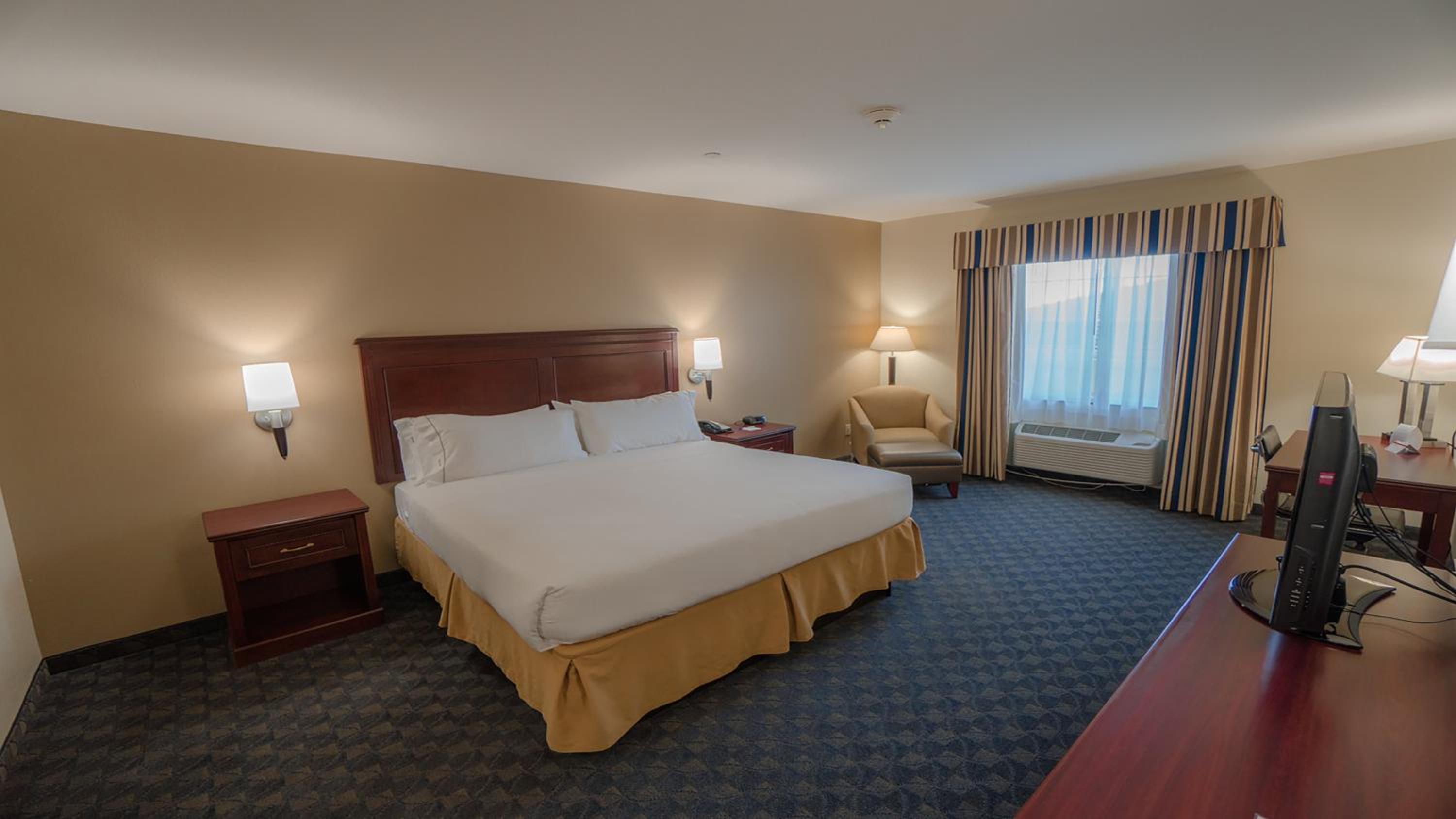 Standard King Room - Photo 2