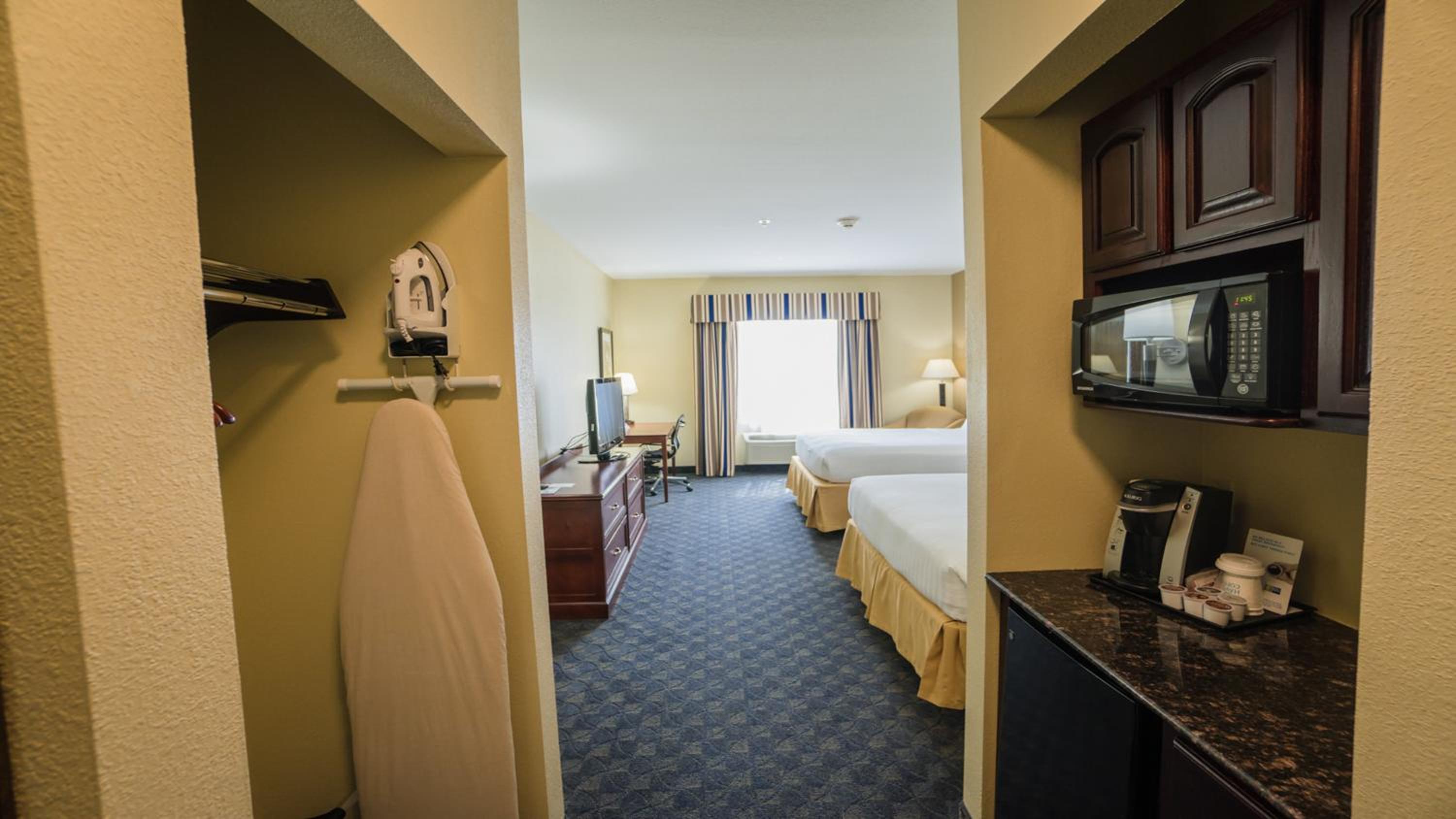 Standard Queen Room with Two Queen Beds - Photo 5