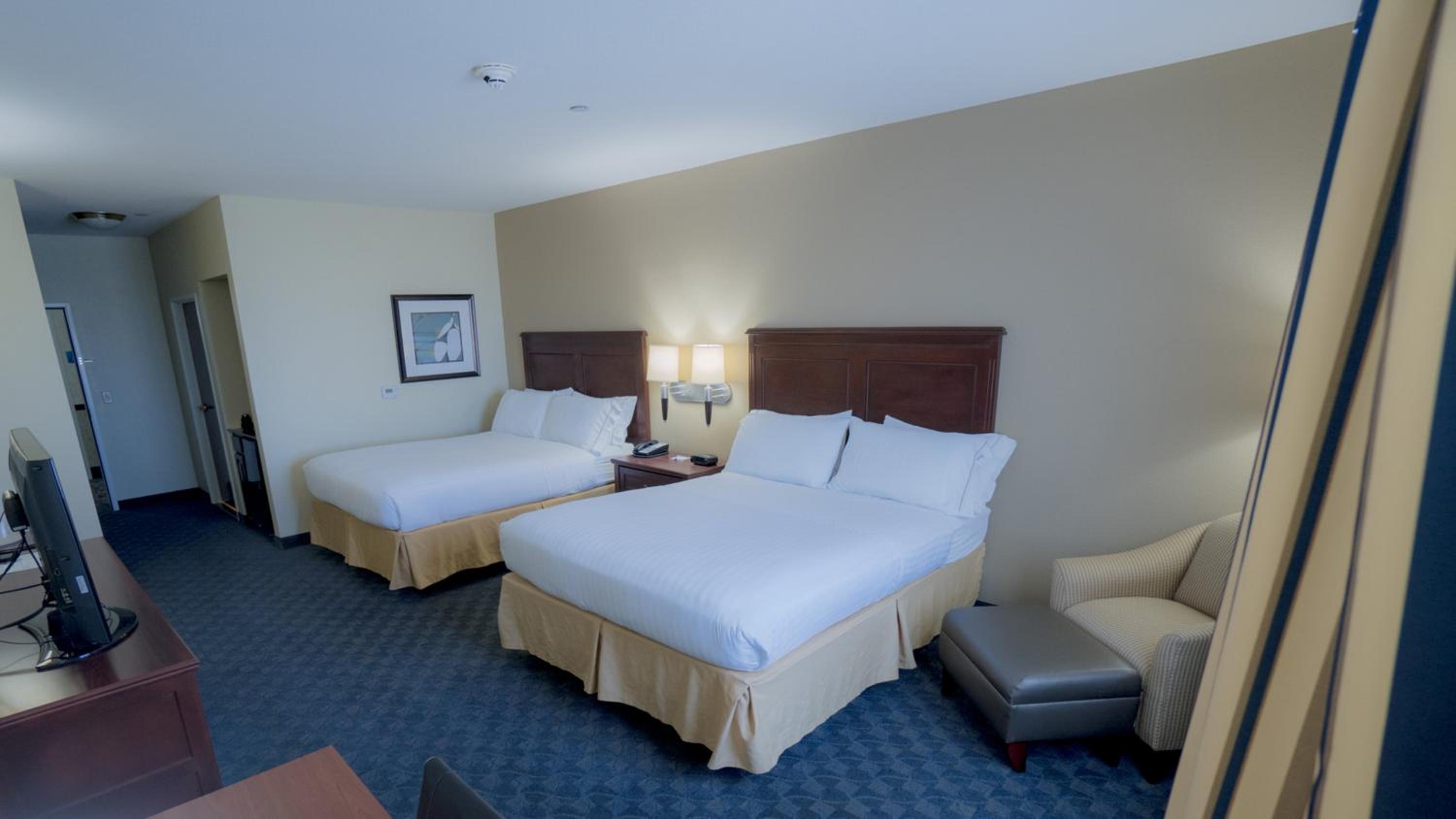 Standard Queen Room with Two Queen Beds - Photo 6