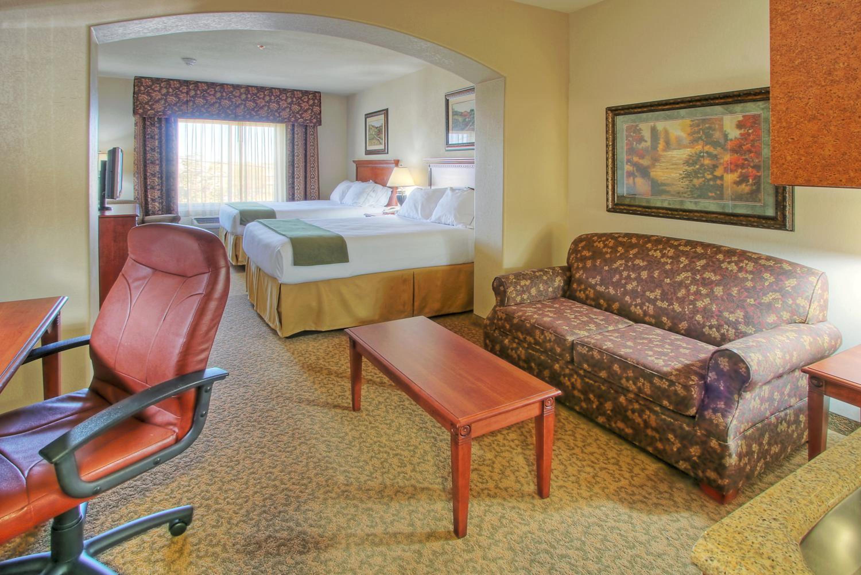 Queen Suite with Two Queen Beds - Photo 4