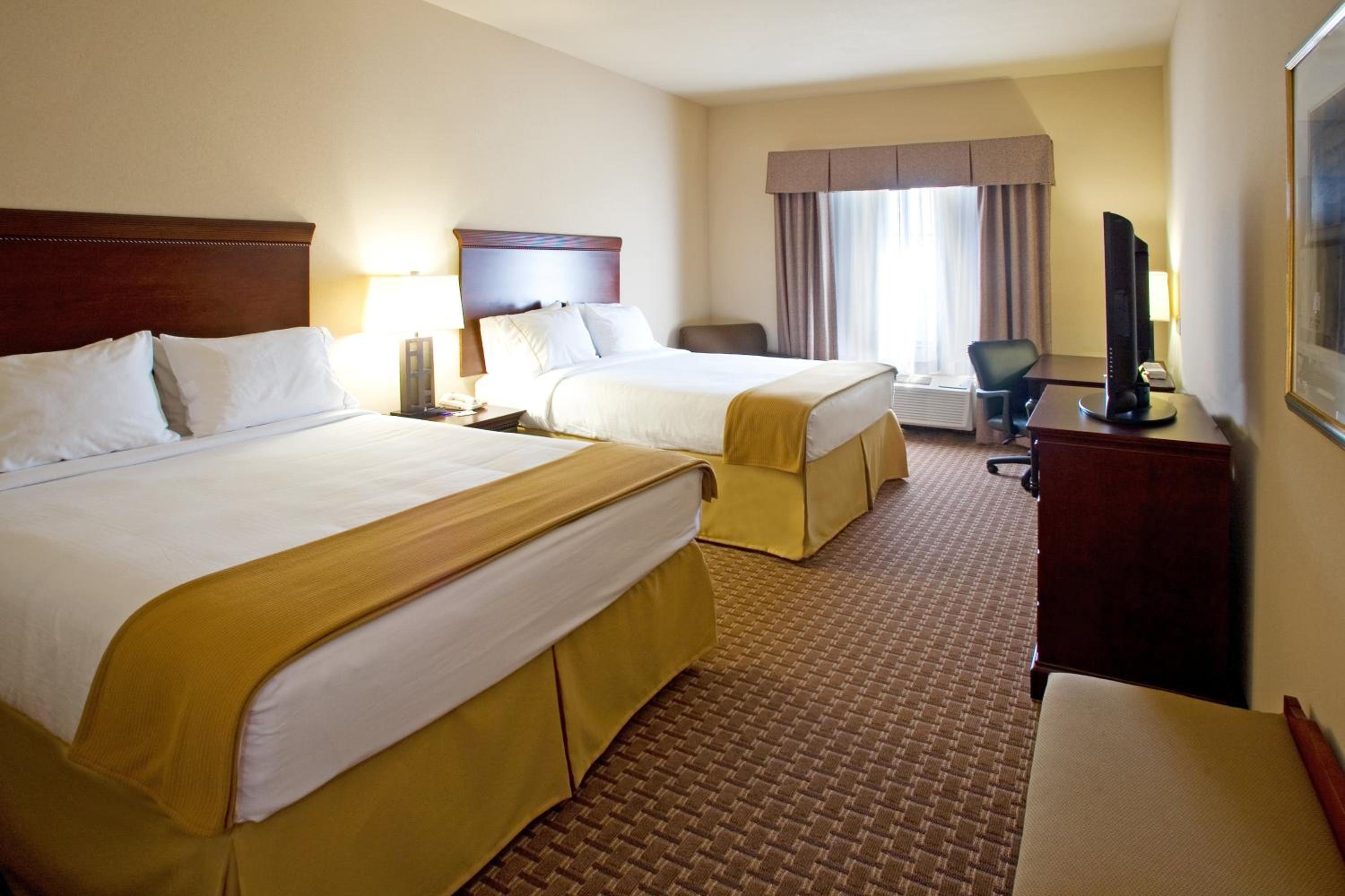 Standard Queen Room with Two Queen Beds - Photo 4