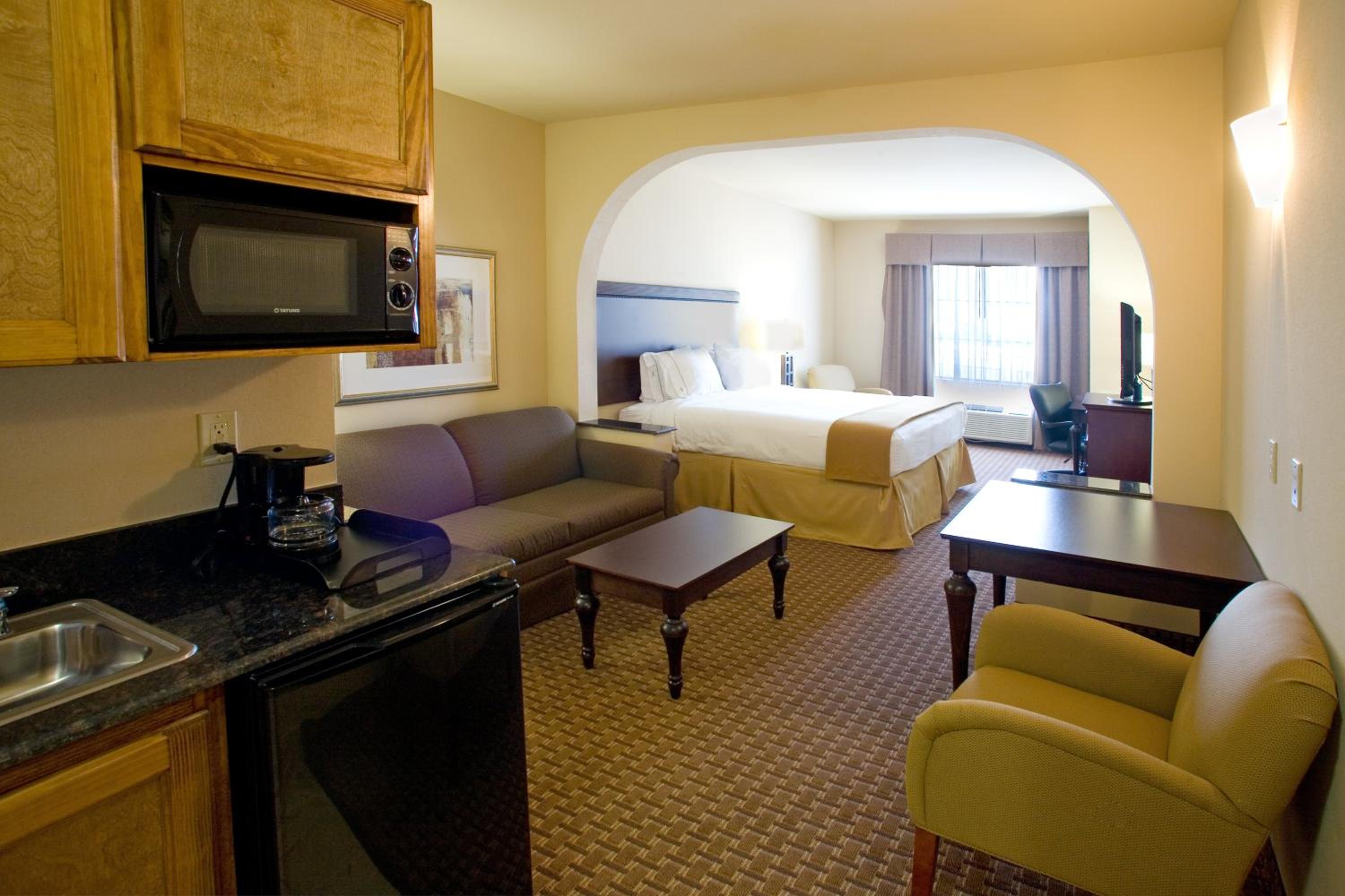 King Suite with Sofa Bed - Non-Smoking - Photo 1
