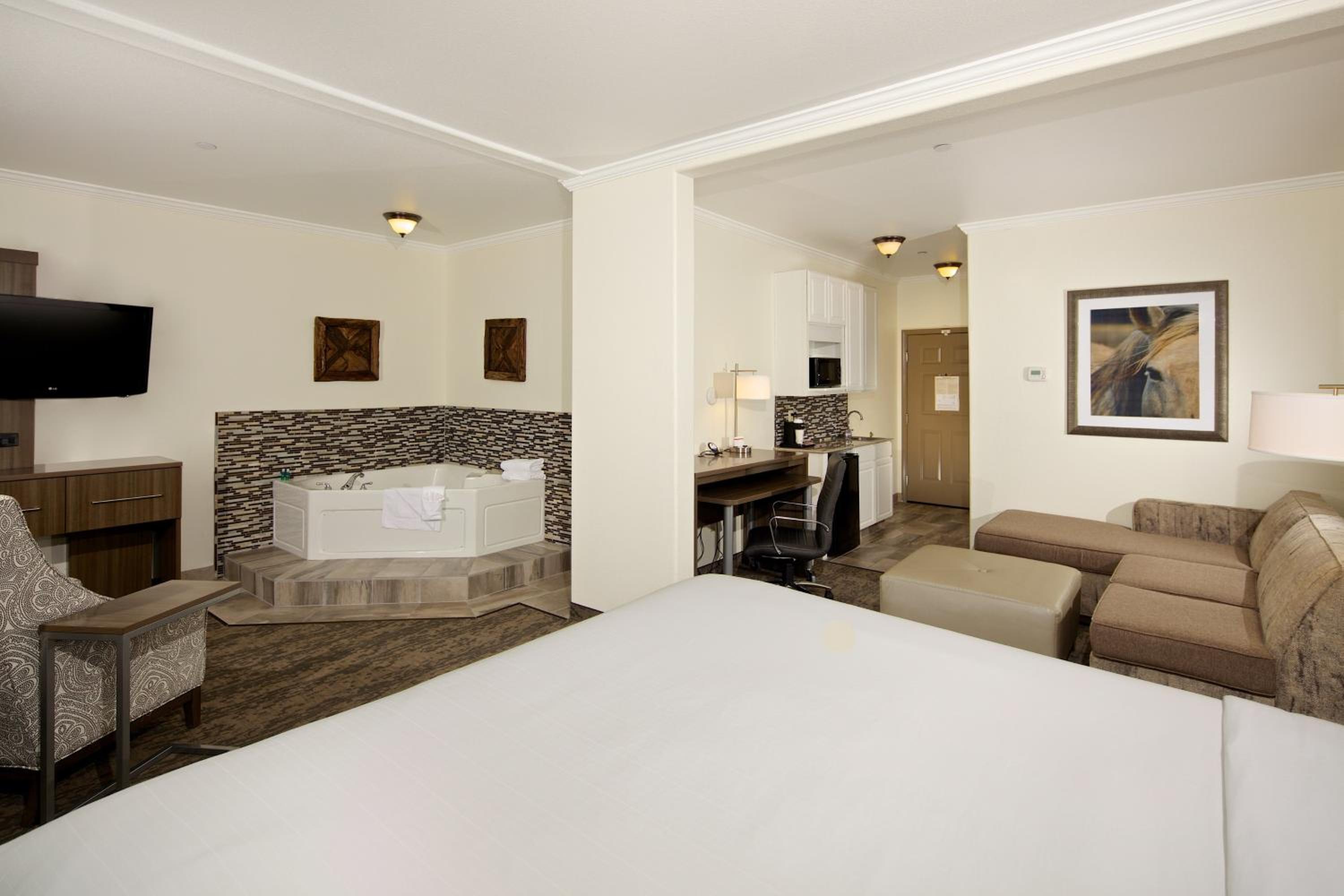 King Suite with Spa Bath - Photo 1