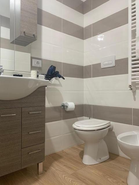 Family Room with Private Bathroom - Photo 4