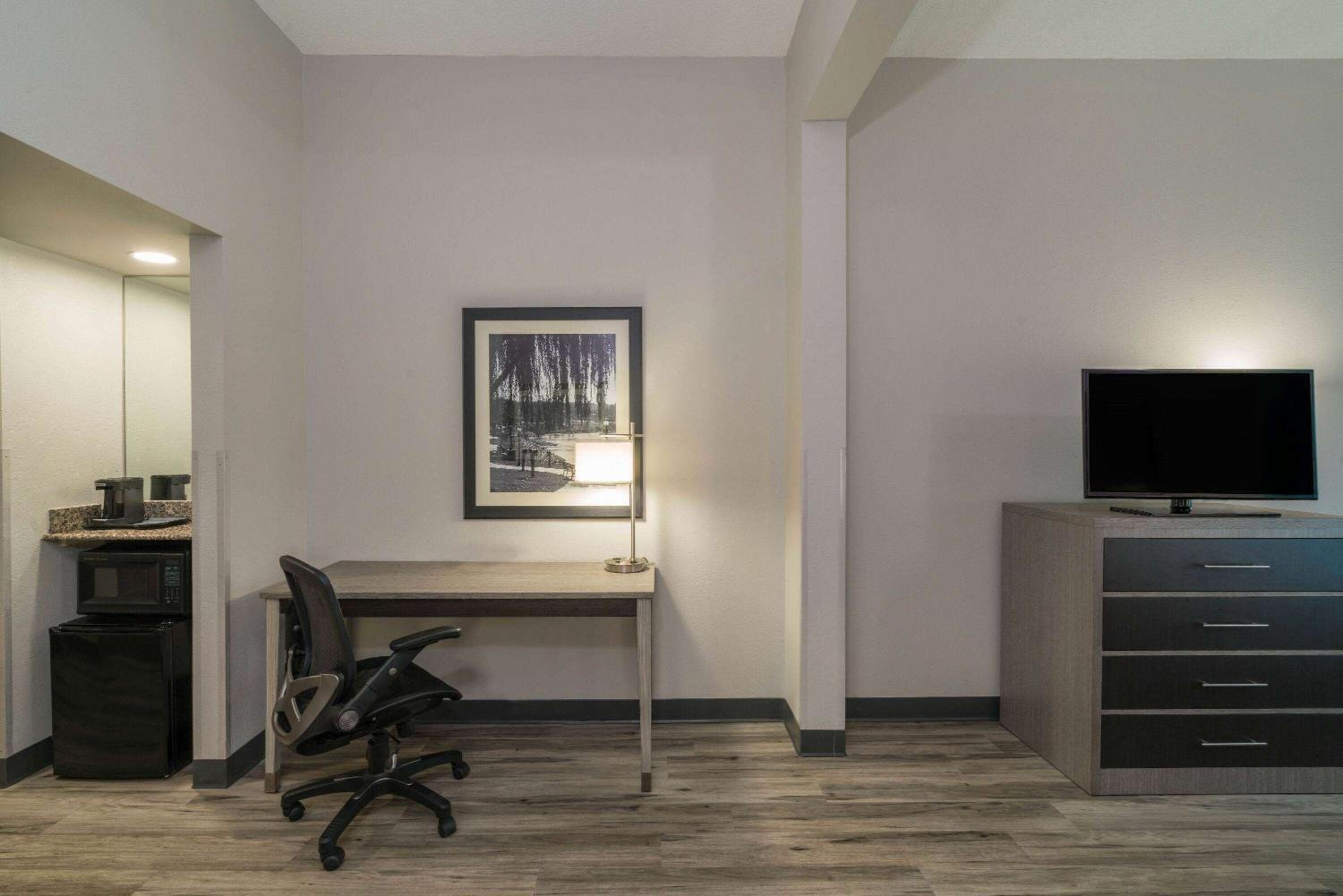 One-Bedroom Executive King Suite - Non-Smoking - Photo 3