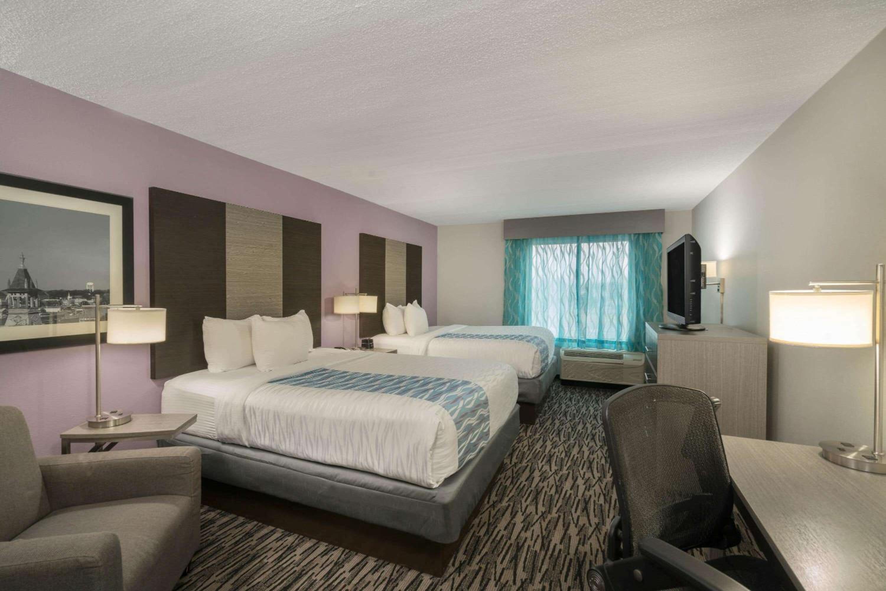 Queen Room with Two Queen Beds - Non-Smoking - Photo 4