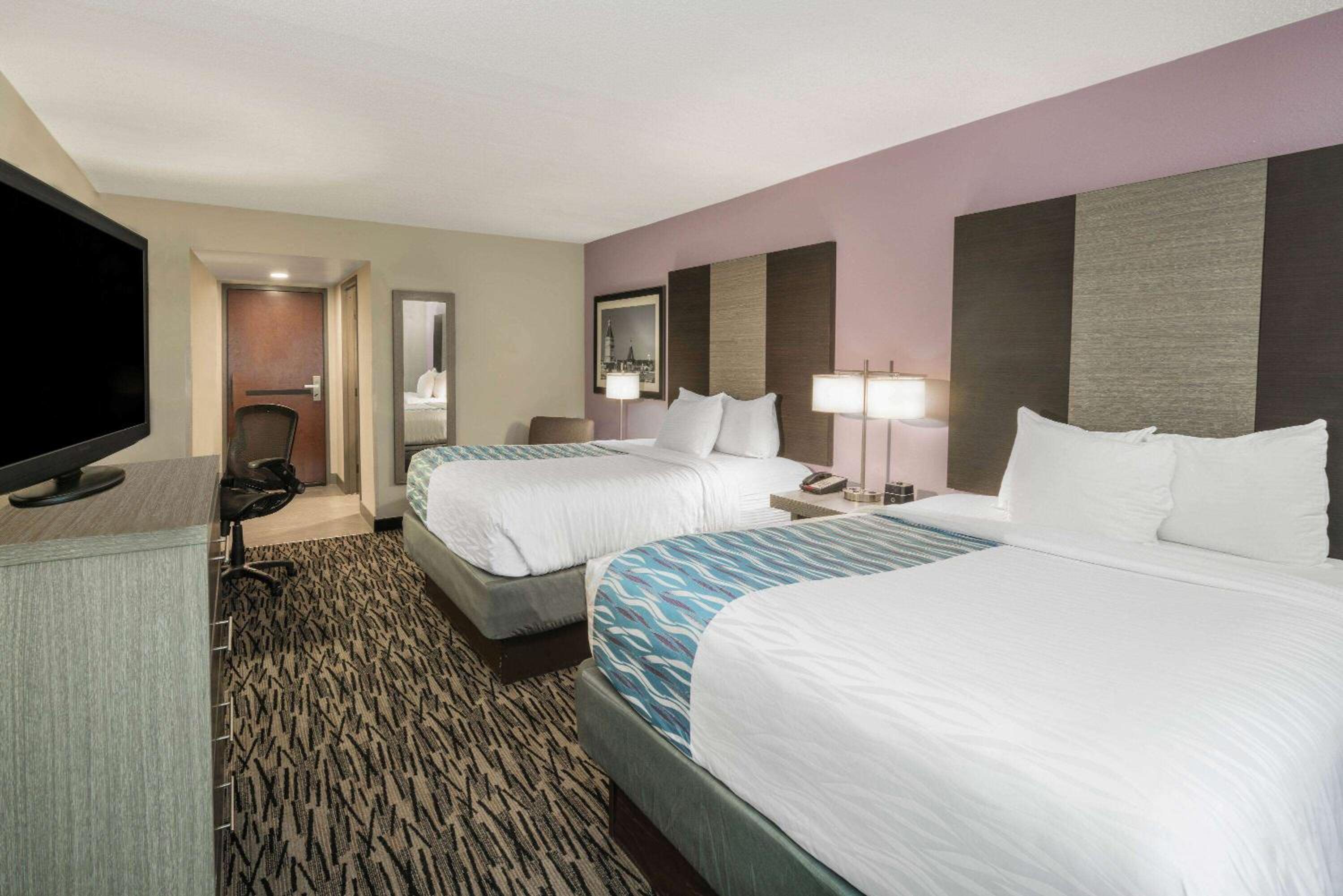 Queen Room with Two Queen Beds - Non-Smoking - Photo 3