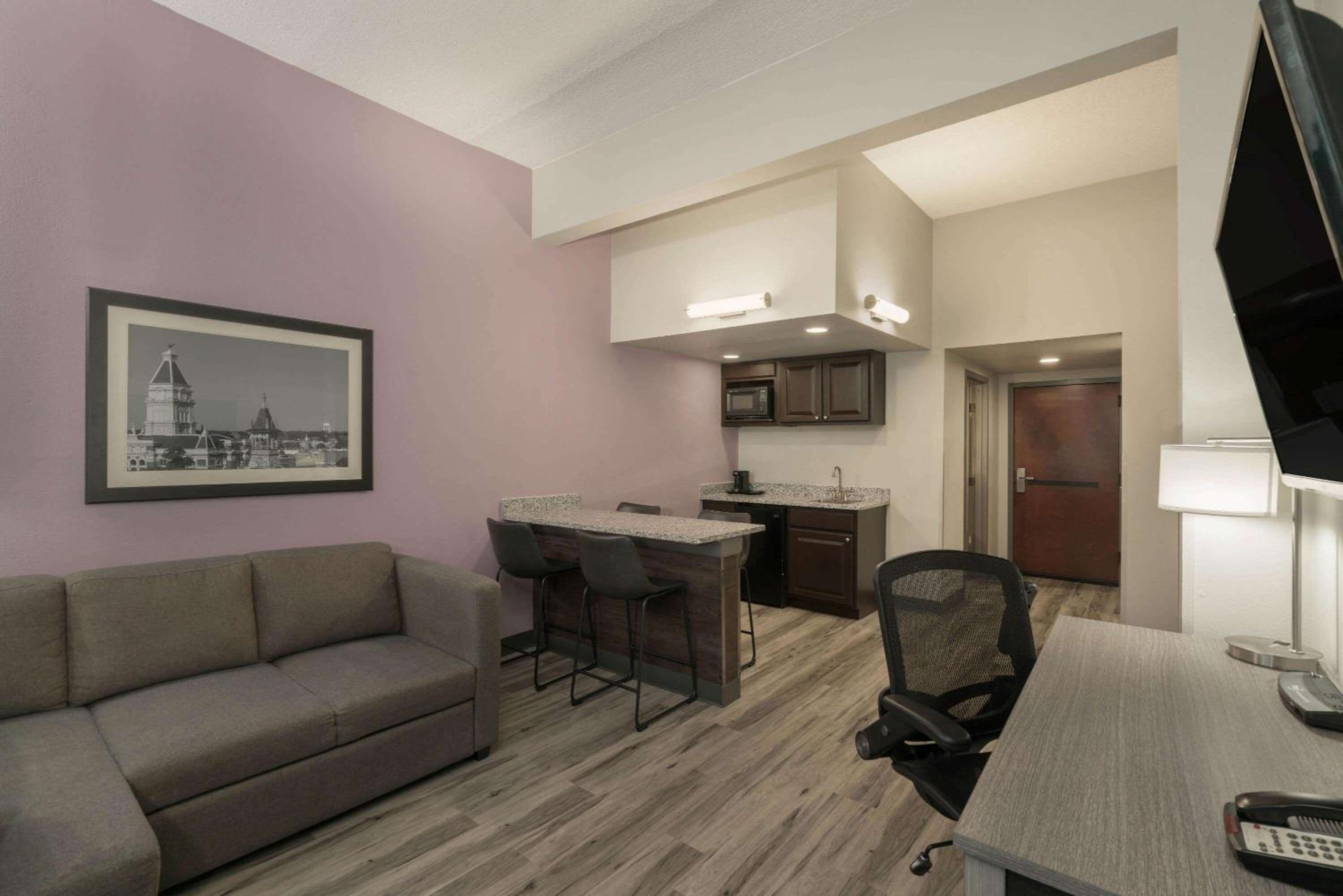One-Bedroom Executive King Suite - Non-Smoking - Photo 6