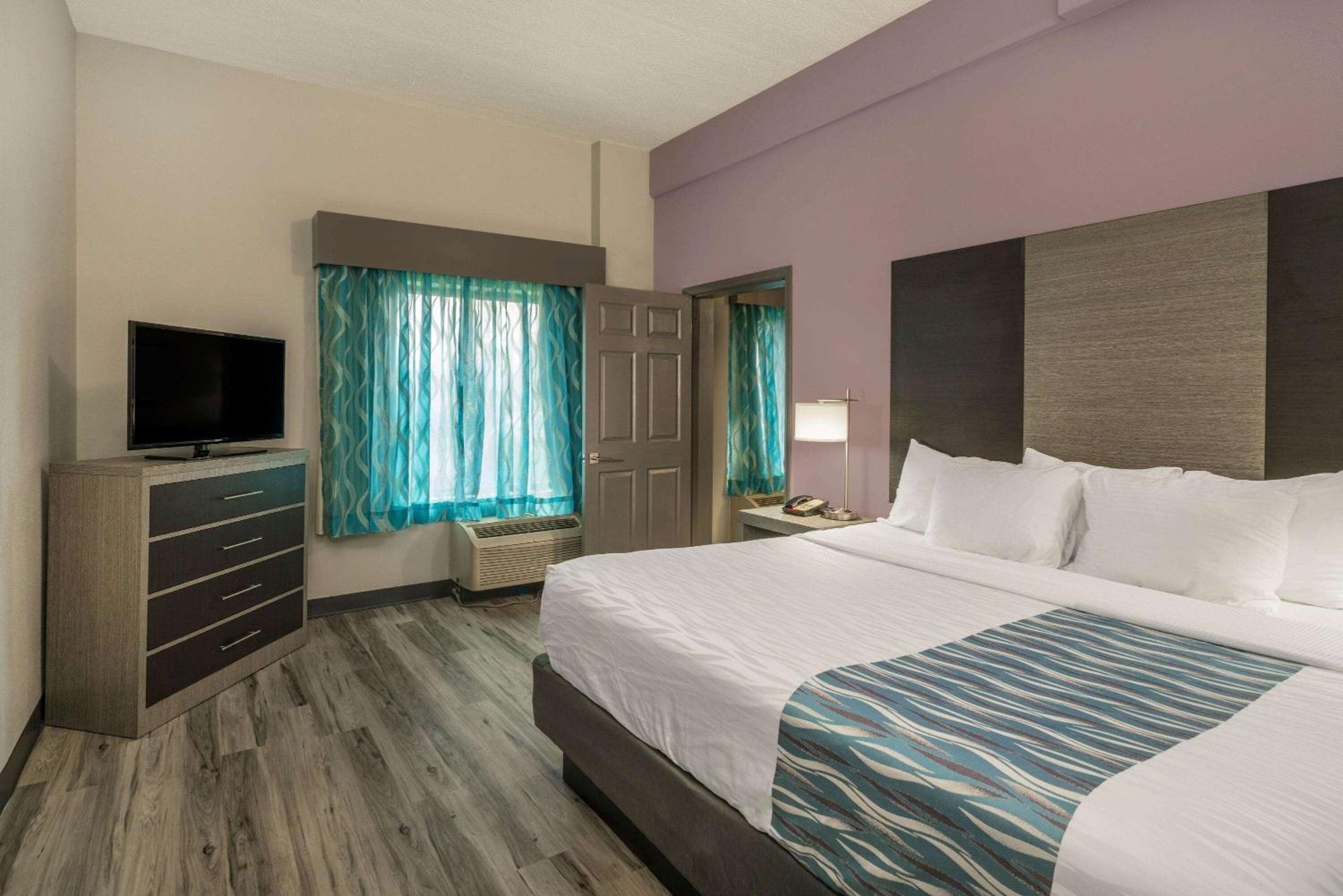 One-Bedroom Executive King Suite - Non-Smoking - Photo 8
